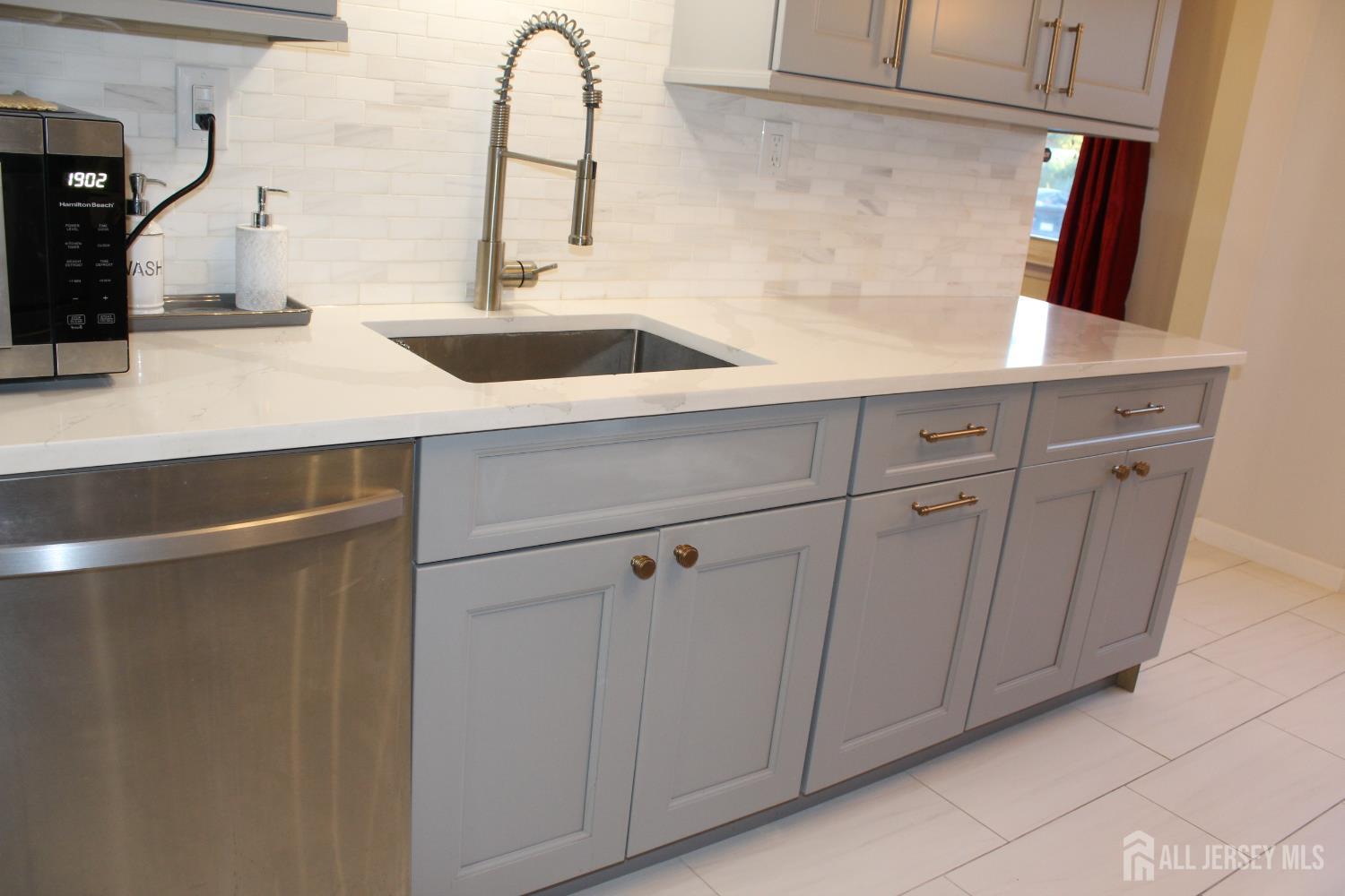 707 Merrywood Drive Edison, NJ 08817 - Photo 7 of 43