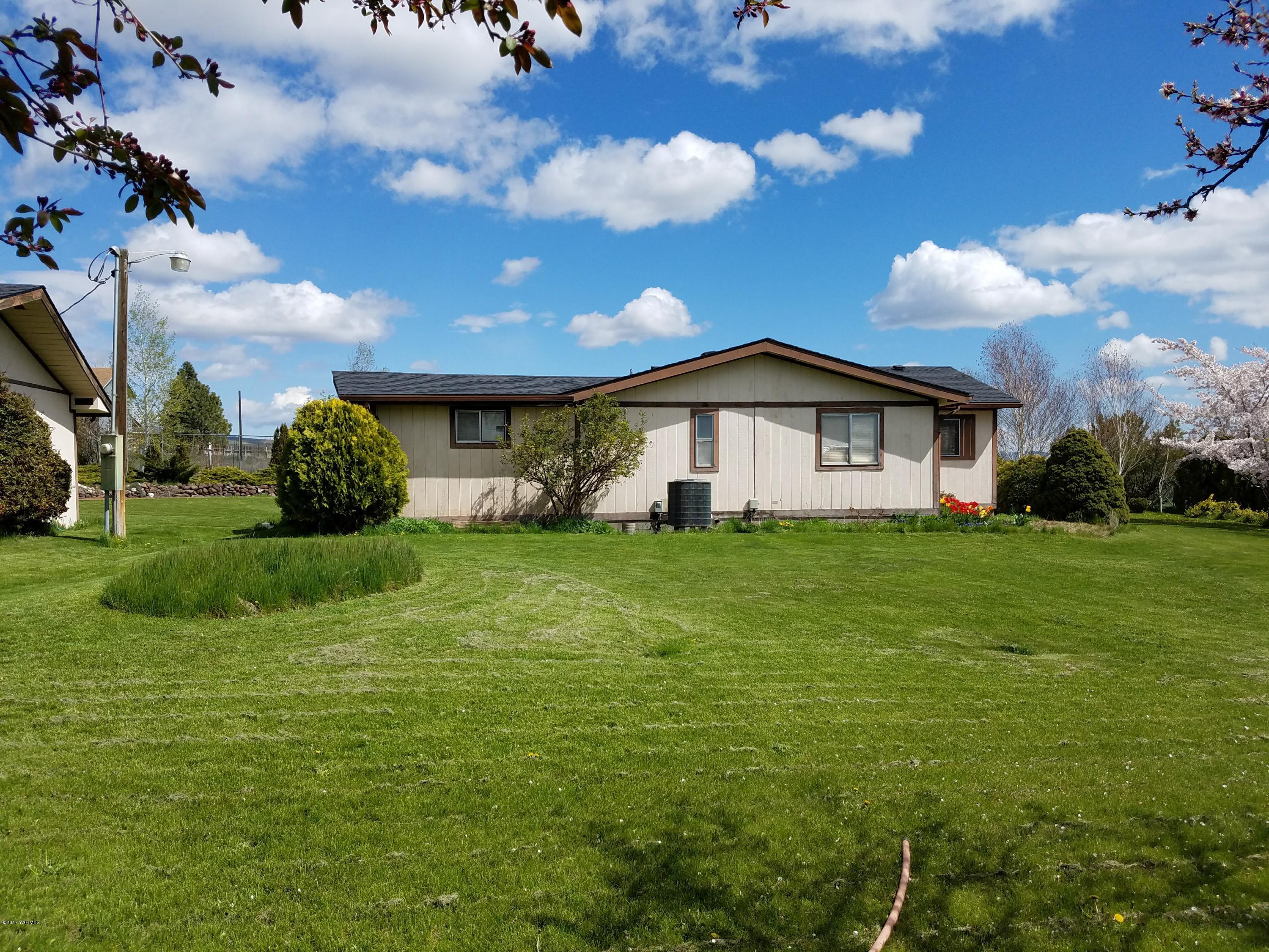 255 Prairie Road Moxee, WA 98936 - Photo 1 of 25 a front view of a house with garden