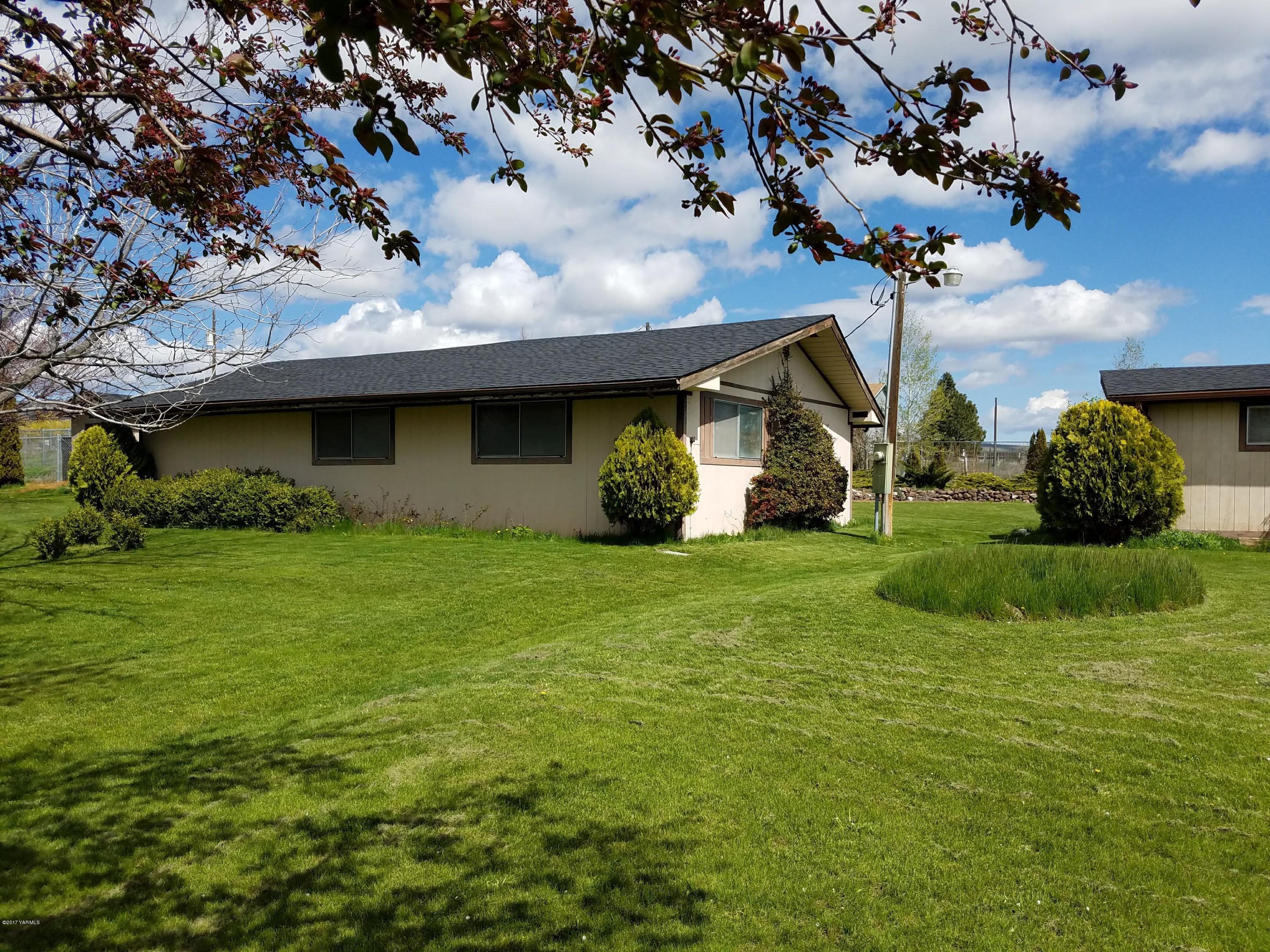 255 Prairie Road Moxee, WA 98936 - Photo 2 of 25 a view of a house with a garden