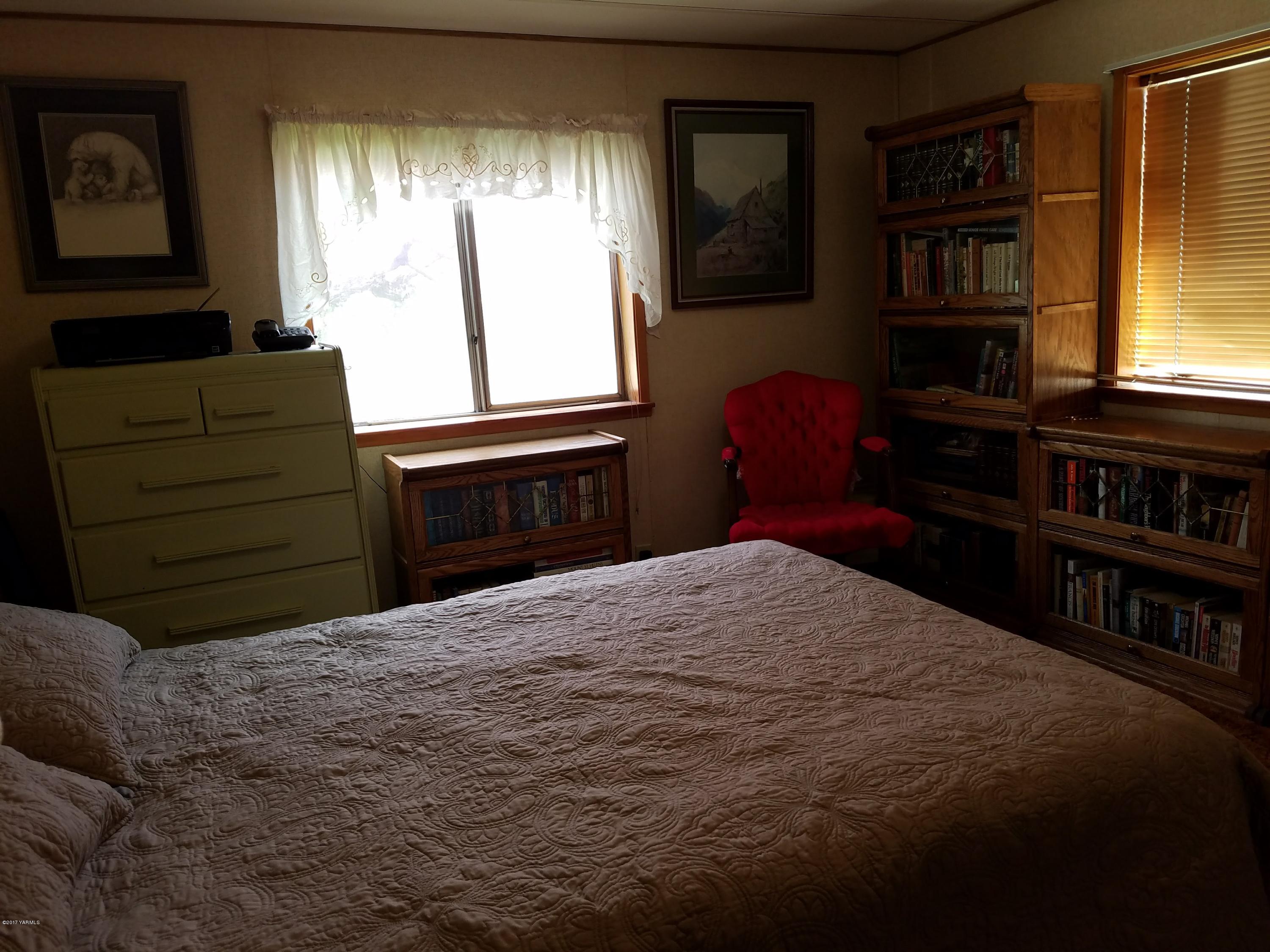 255 Prairie Road Moxee, WA 98936 - Photo 11 of 25 a bedroom with a bed and a window