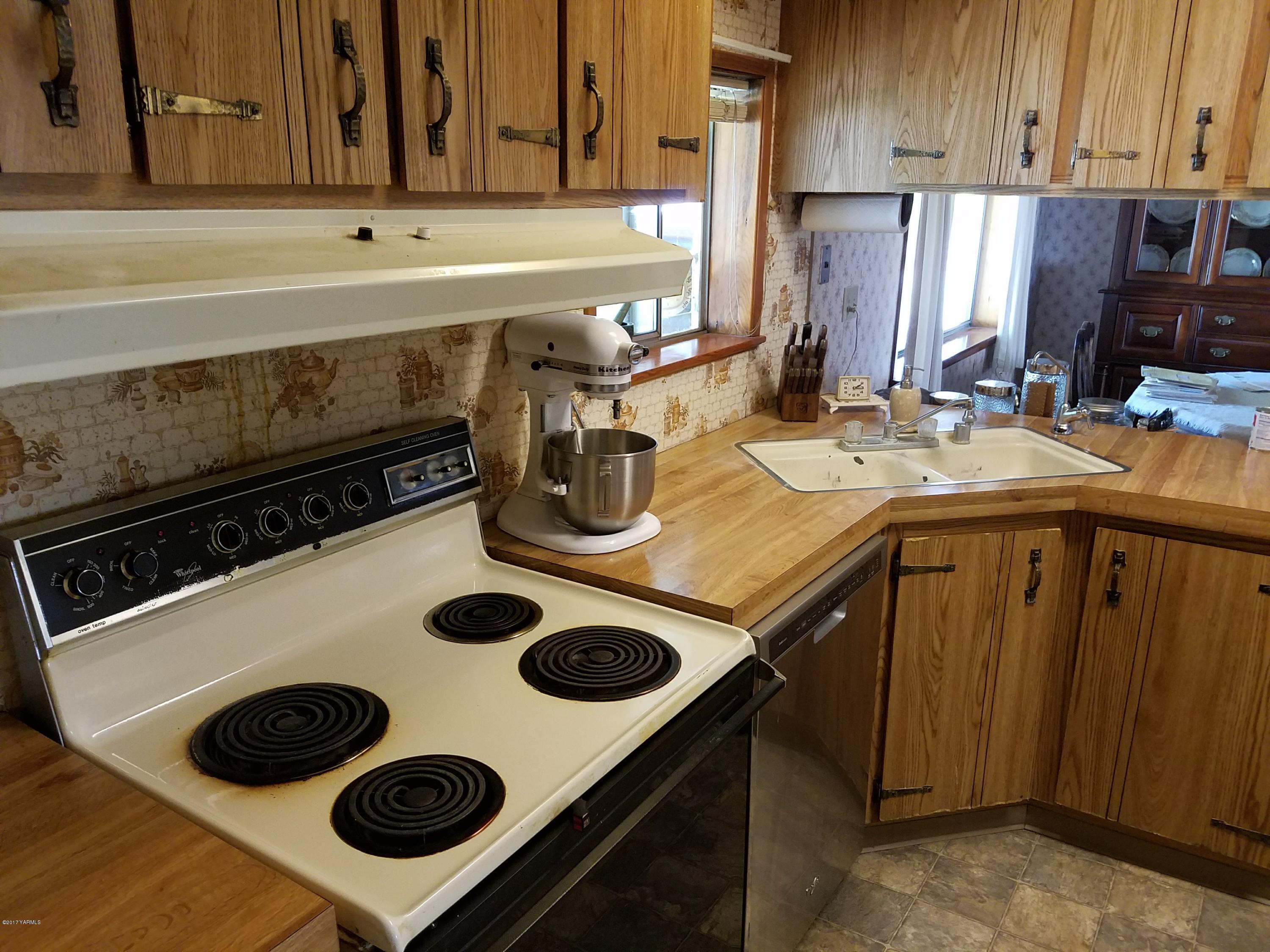 255 Prairie Road Moxee, WA 98936 - Photo 14 of 25 a kitchen with a stove and a sink
