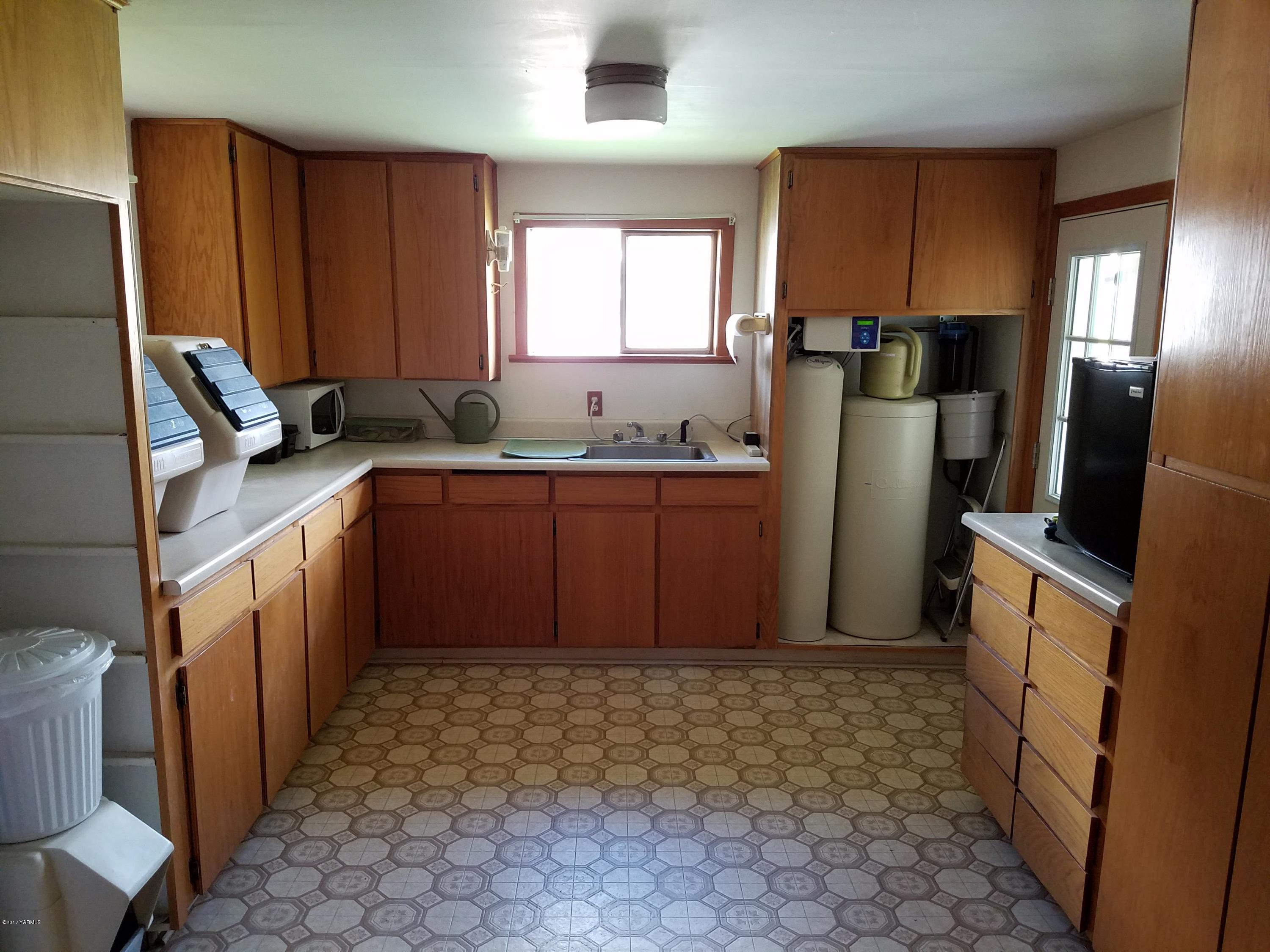 255 Prairie Road Moxee, WA 98936 - Photo 15 of 25 a kitchen with a sink refrigerator and window