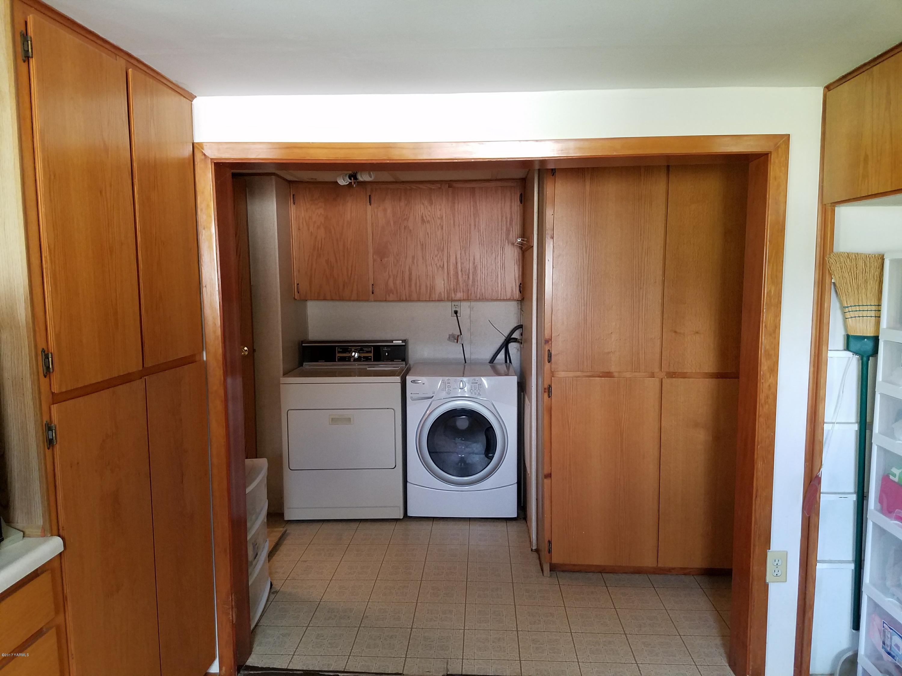 255 Prairie Road Moxee, WA 98936 - Photo 16 of 25 a utility room with dryer and washer