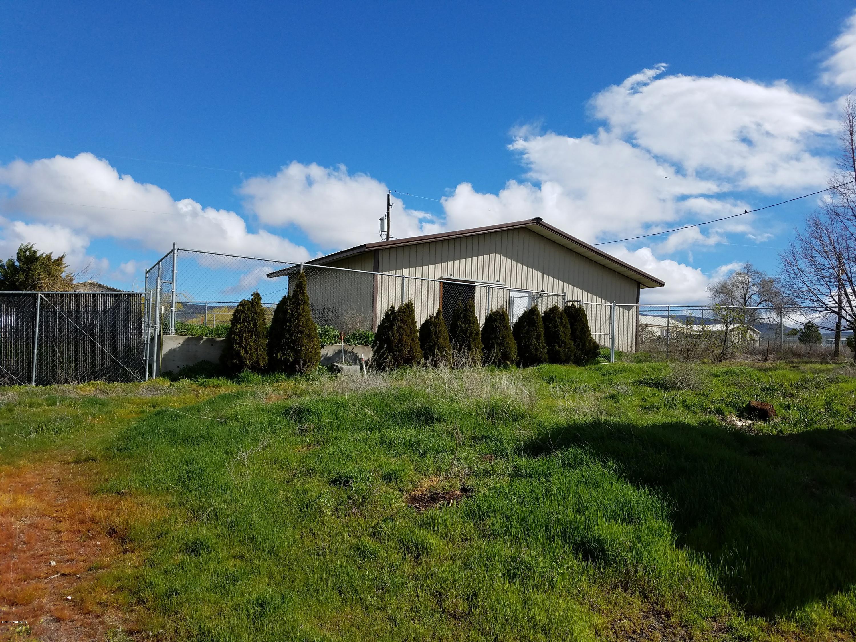 255 Prairie Road Moxee, WA 98936 - Photo 17 of 25 a backyard of a house with lots of green space