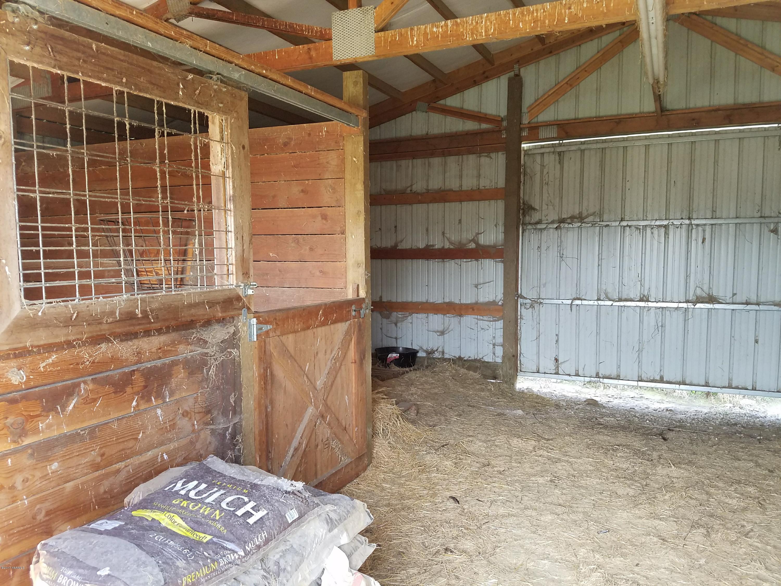 255 Prairie Road Moxee, WA 98936 - Photo 18 of 25 a view of an empty room