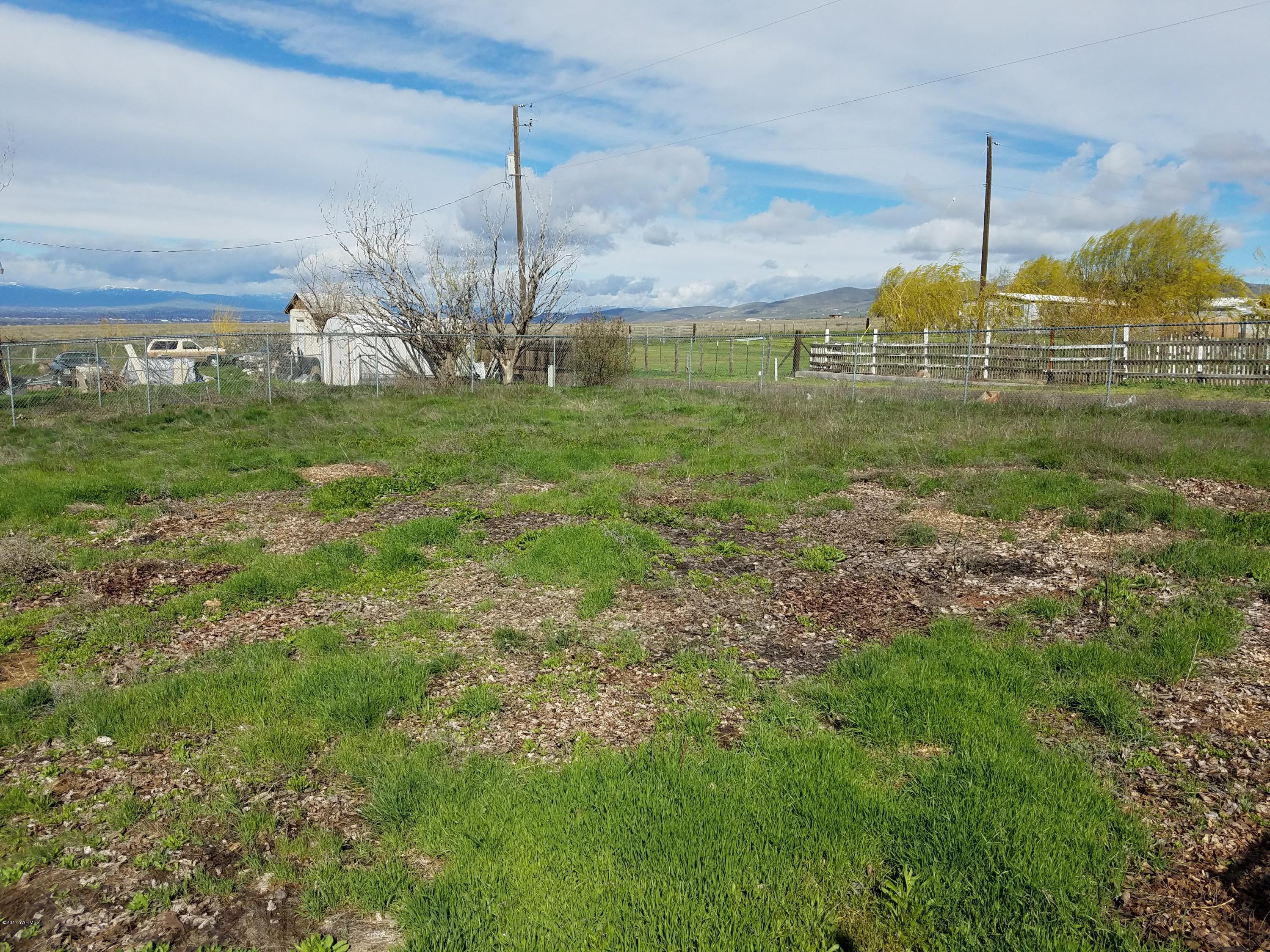 255 Prairie Road Moxee, WA 98936 - Photo 20 of 25 a backyard of a house