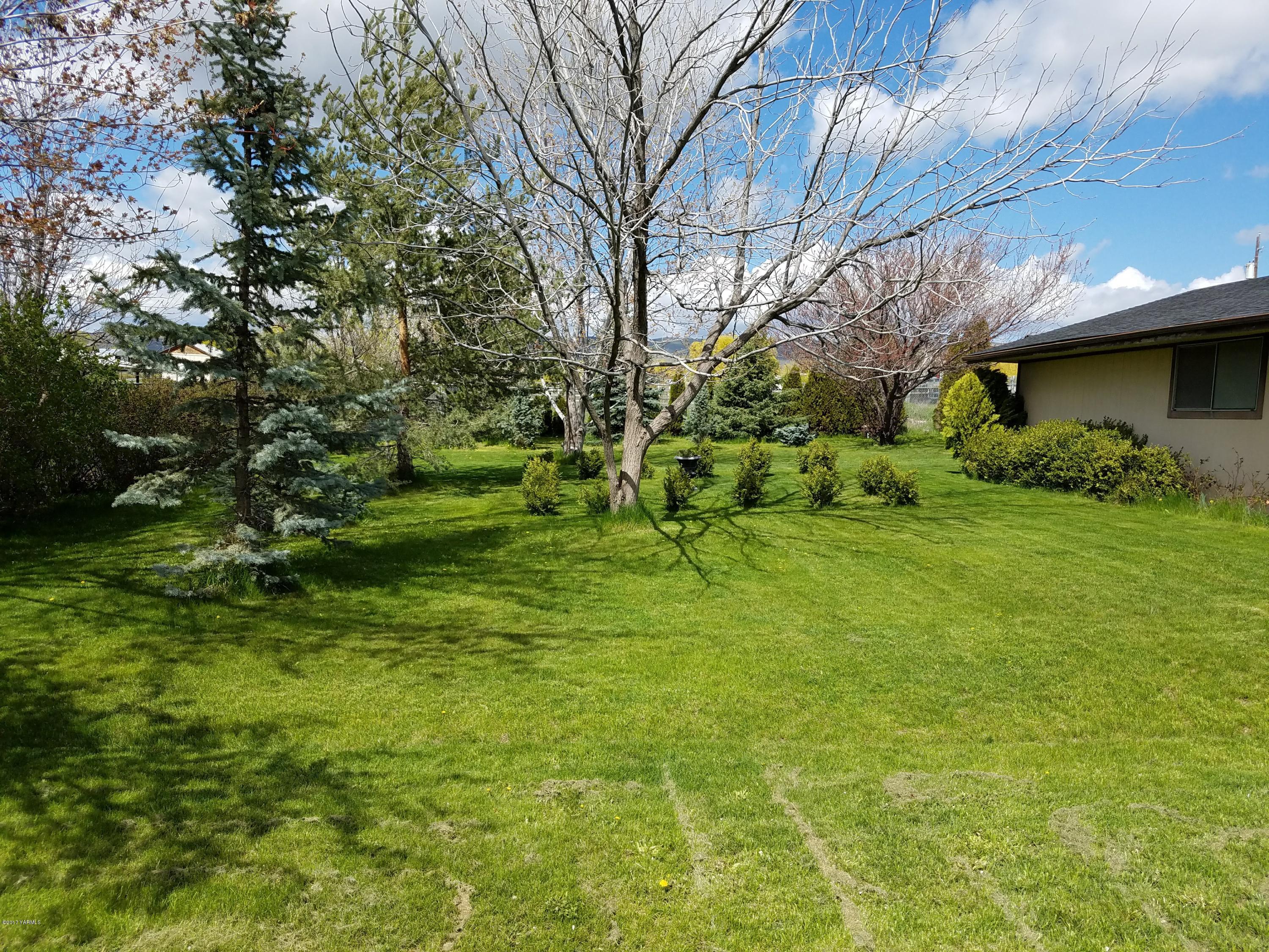 255 Prairie Road Moxee, WA 98936 - Photo 3 of 25 a view of a yard in front of house
