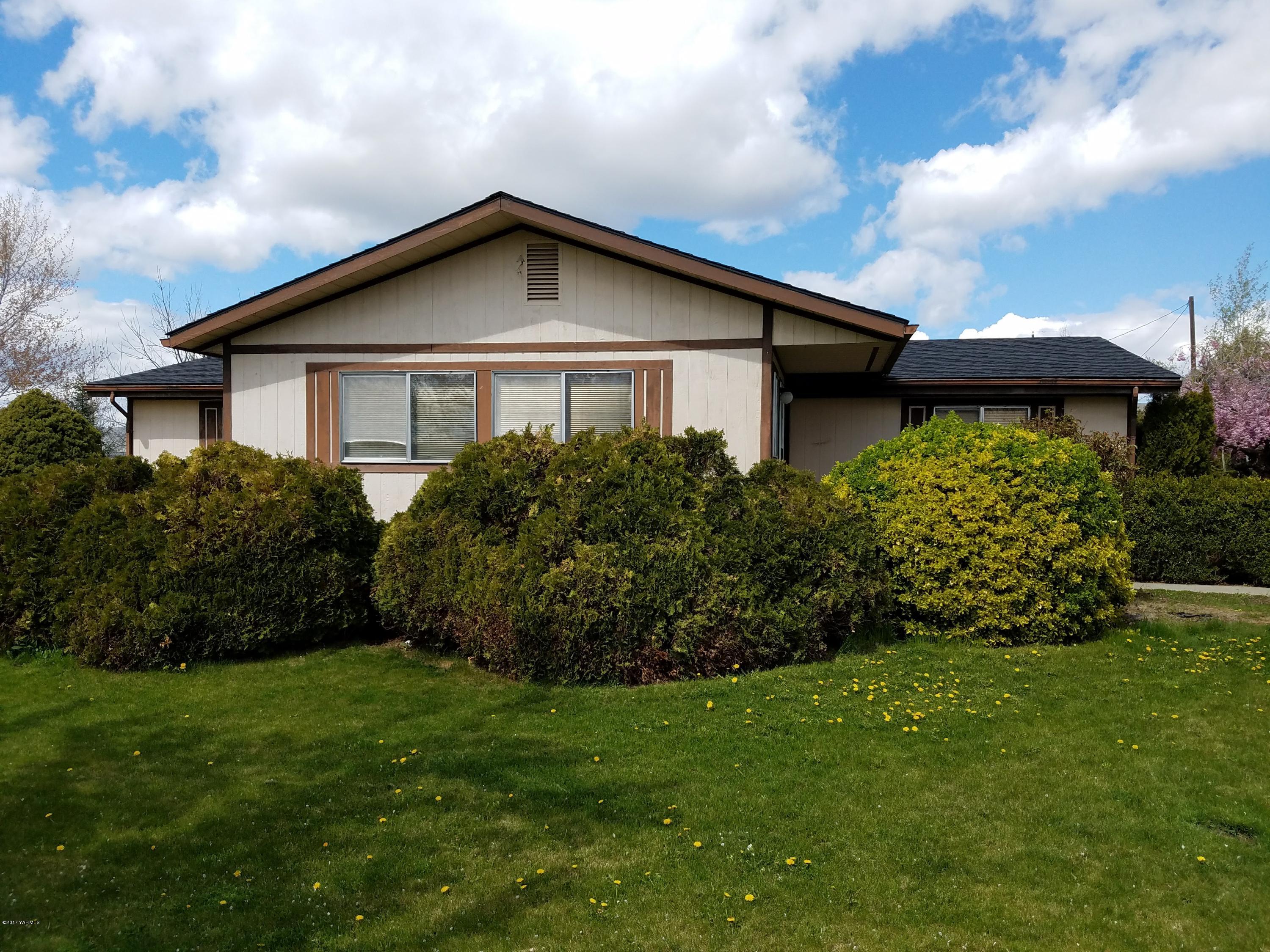 255 Prairie Road Moxee, WA 98936 - Photo 23 of 25 a front view of house with garden