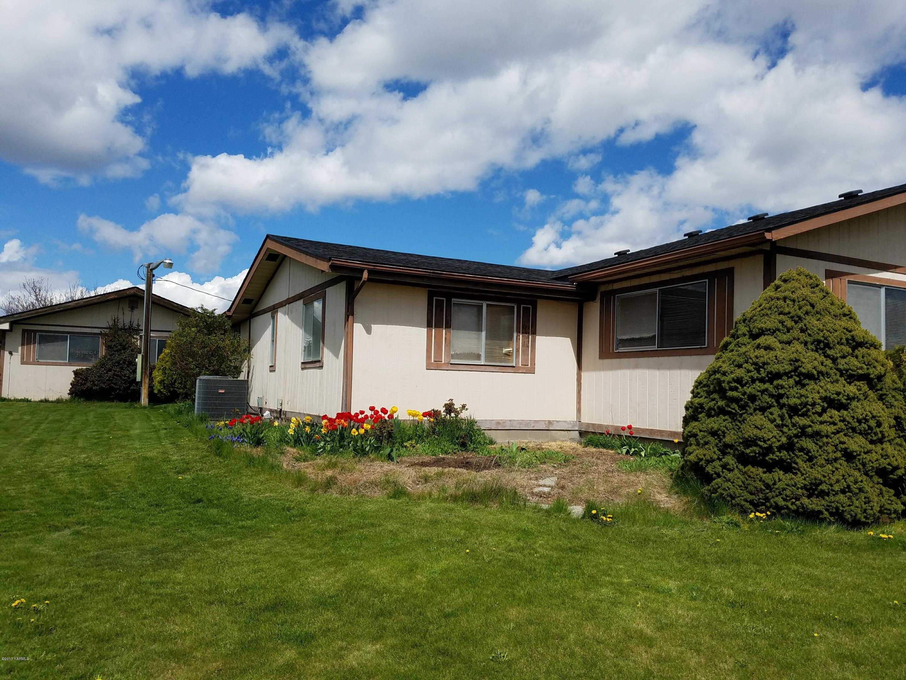 255 Prairie Road Moxee, WA 98936 - Photo 24 of 25 a front view of house with garden