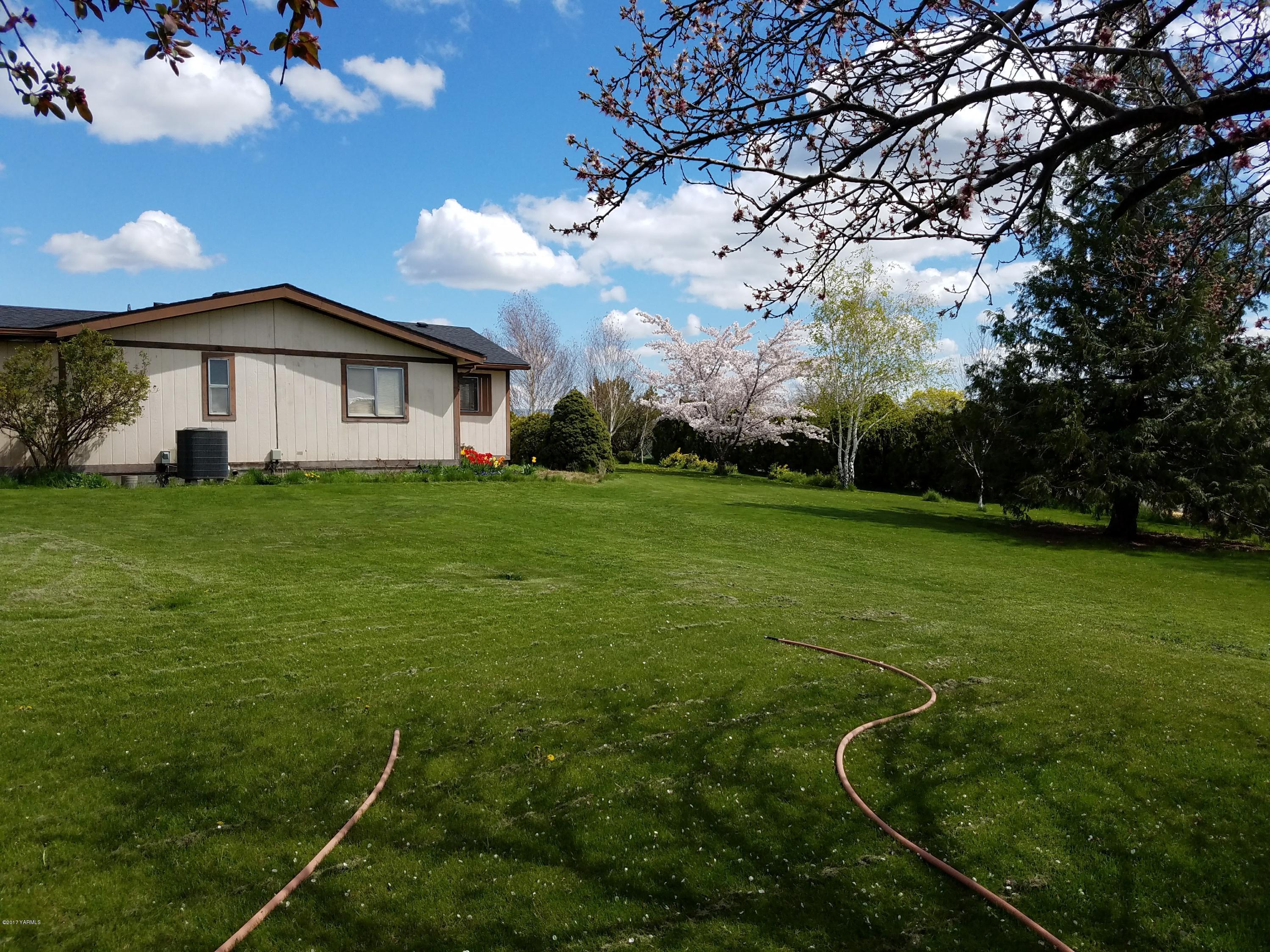 255 Prairie Road Moxee, WA 98936 - Photo 25 of 25 a view of a house with a yard