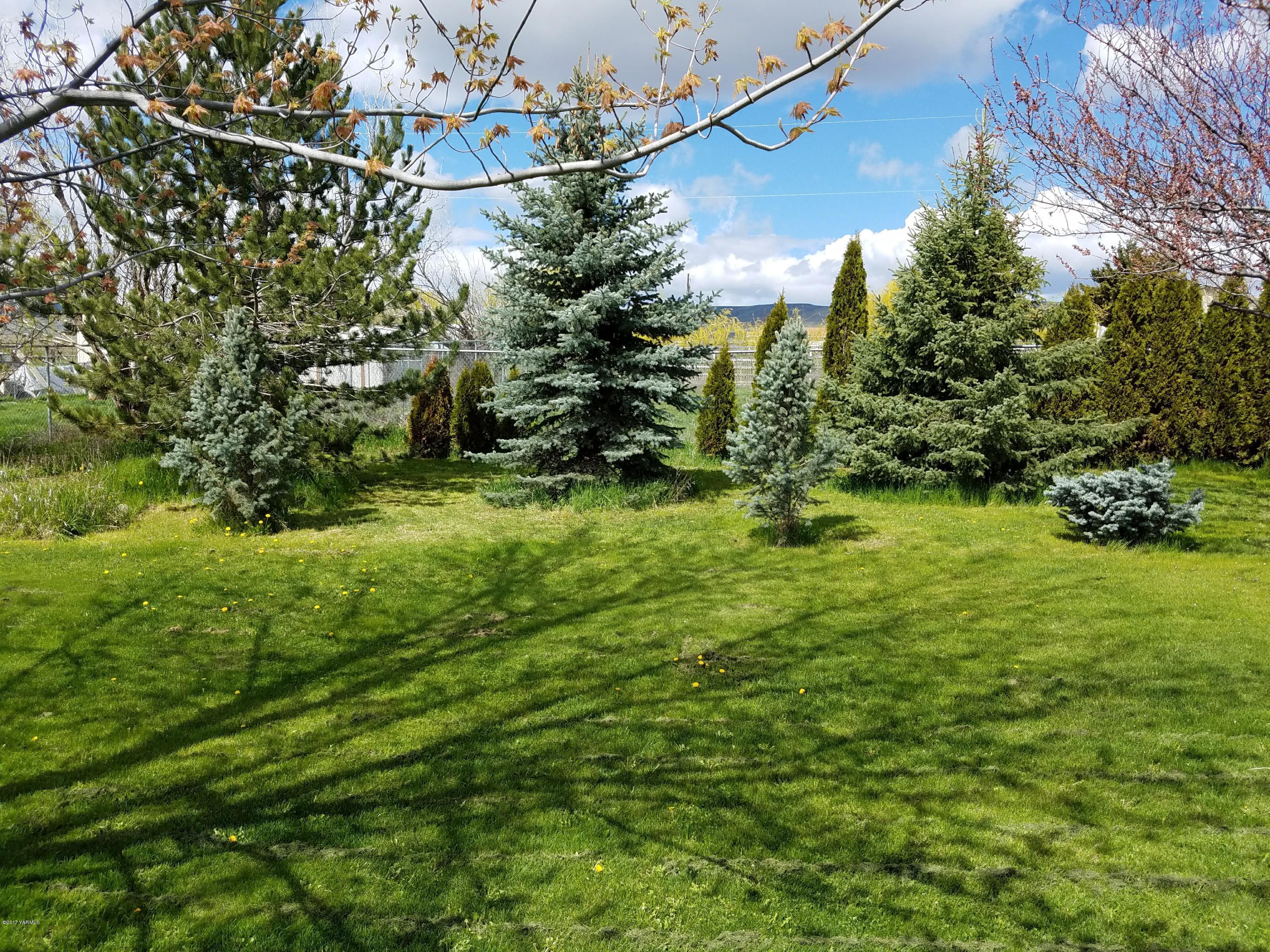 255 Prairie Road Moxee, WA 98936 - Photo 4 of 25 a backyard of a house with lots of green space