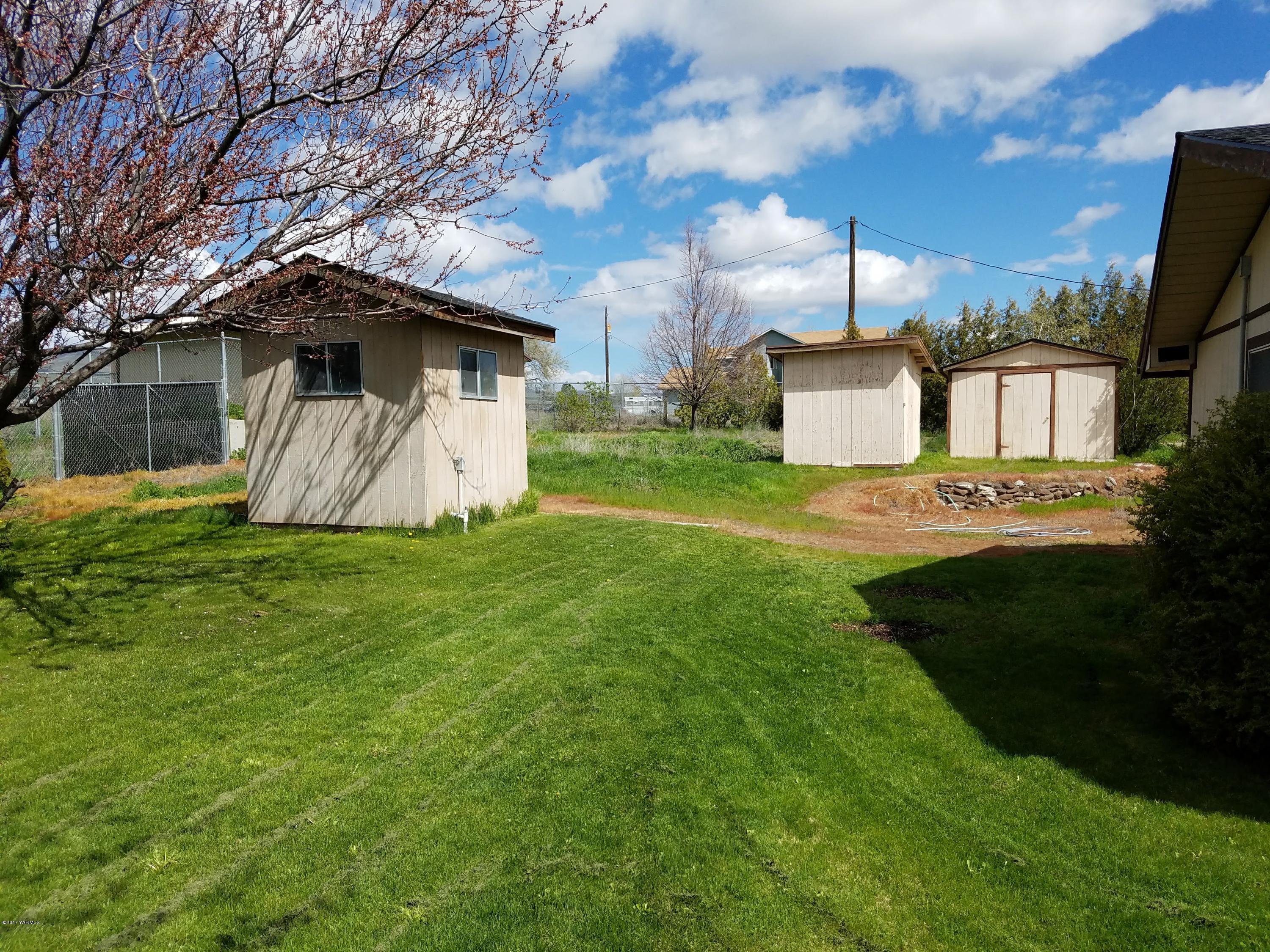 255 Prairie Road Moxee, WA 98936 - Photo 5 of 25 a view of a back yard of the house with green space