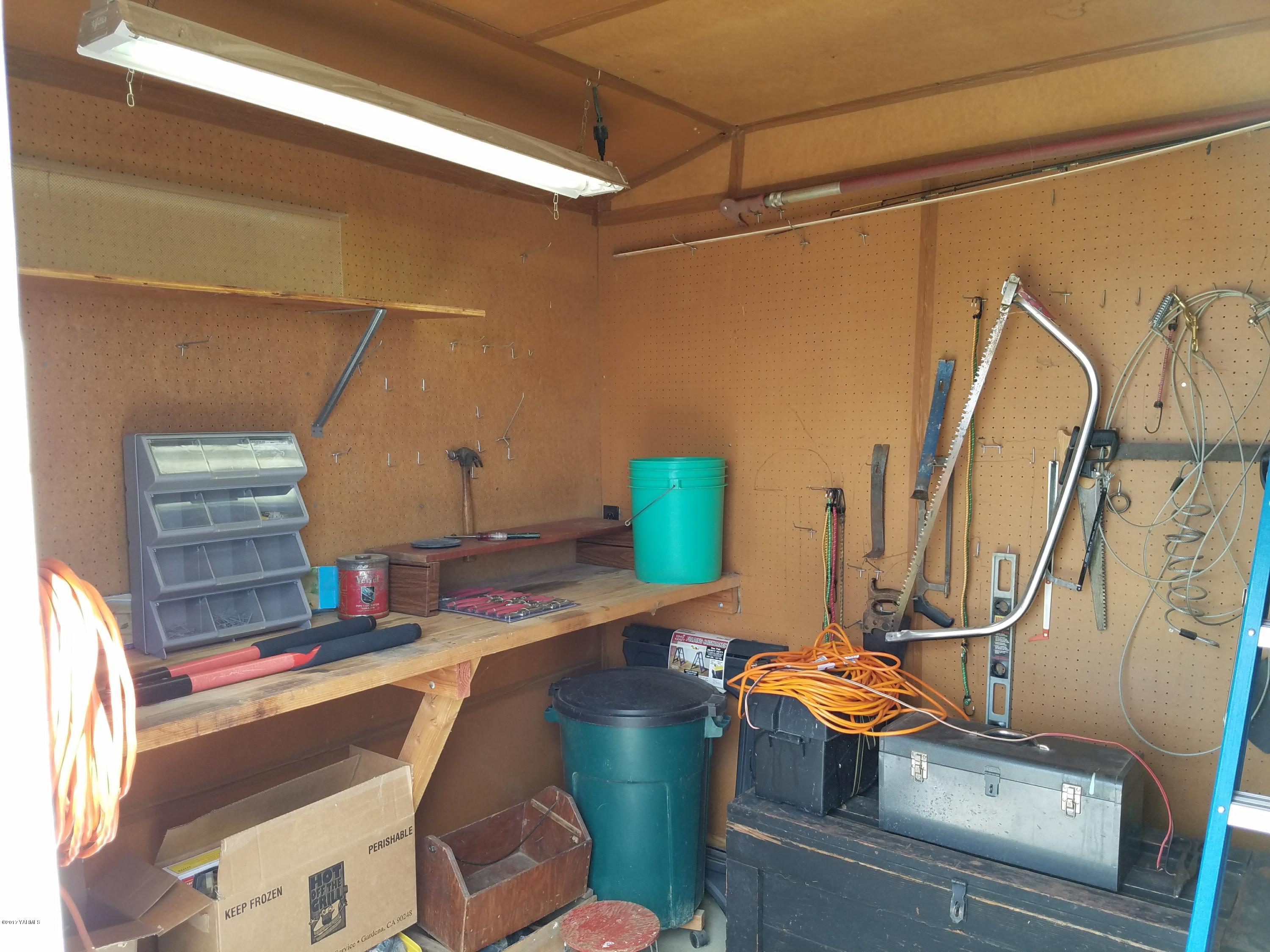 255 Prairie Road Moxee, WA 98936 - Photo 6 of 25 a room with furniture and a wooden floor