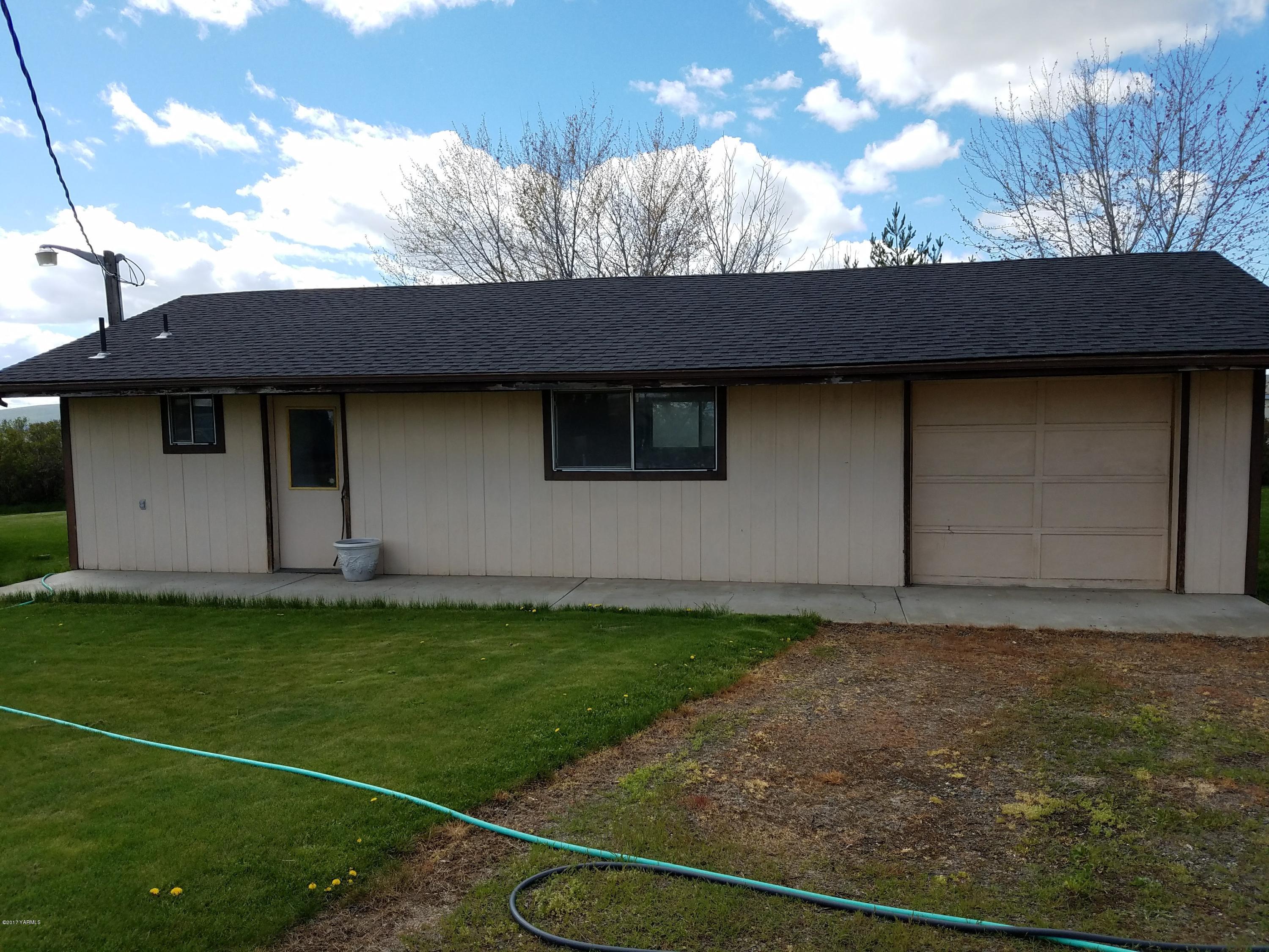 255 Prairie Road Moxee, WA 98936 - Photo 7 of 25 a backyard of a house with lots of green space