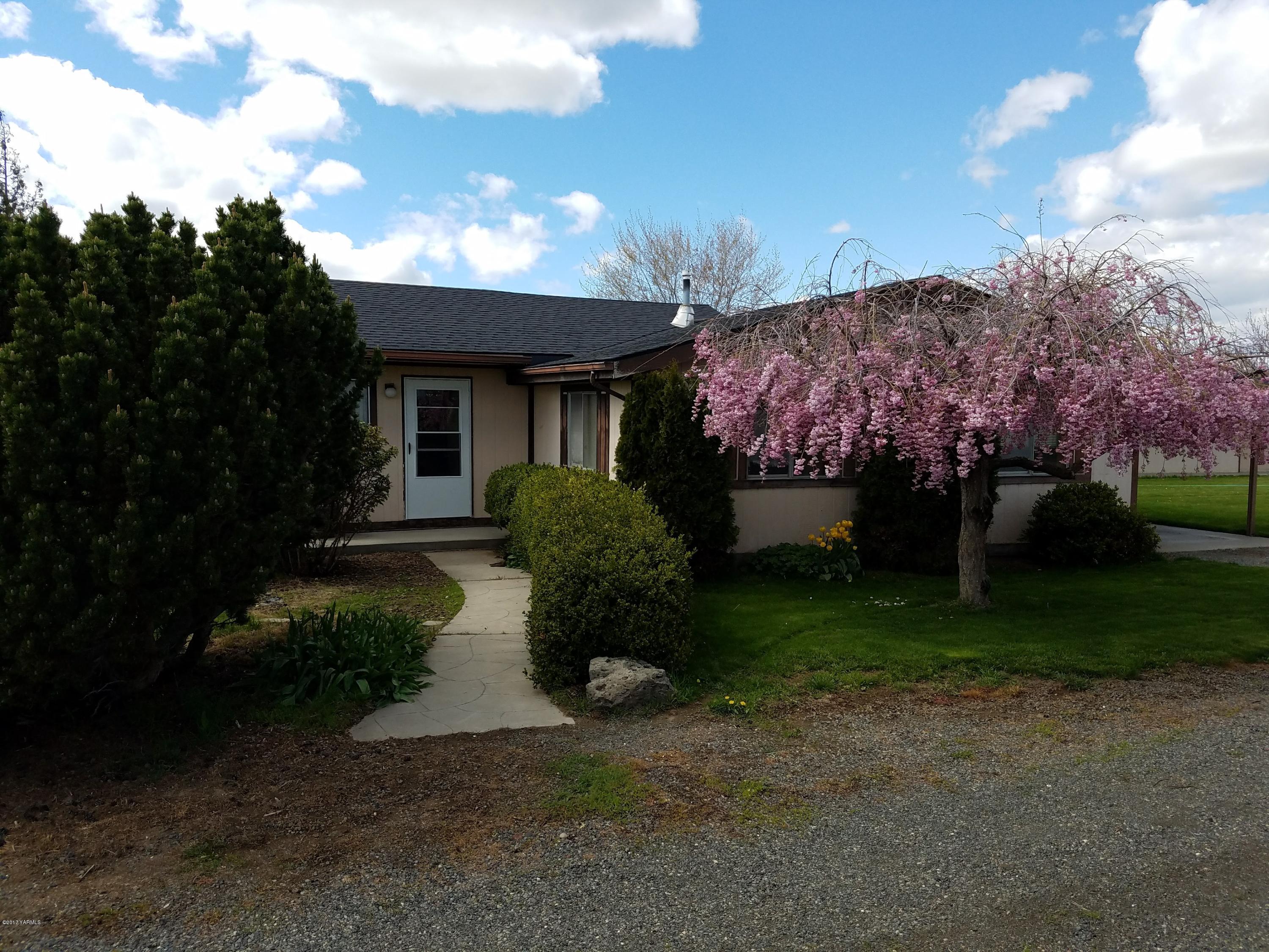255 Prairie Road Moxee, WA 98936 - Photo 8 of 25 a view of a house with garden and pathway