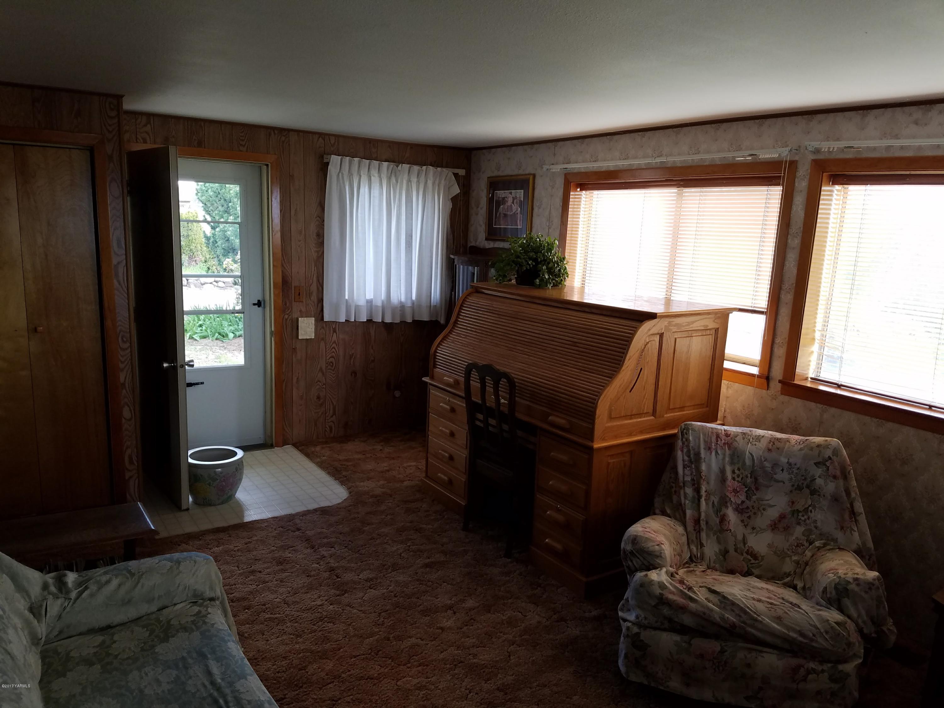 255 Prairie Road Moxee, WA 98936 - Photo 9 of 25 a living room with furniture and a window