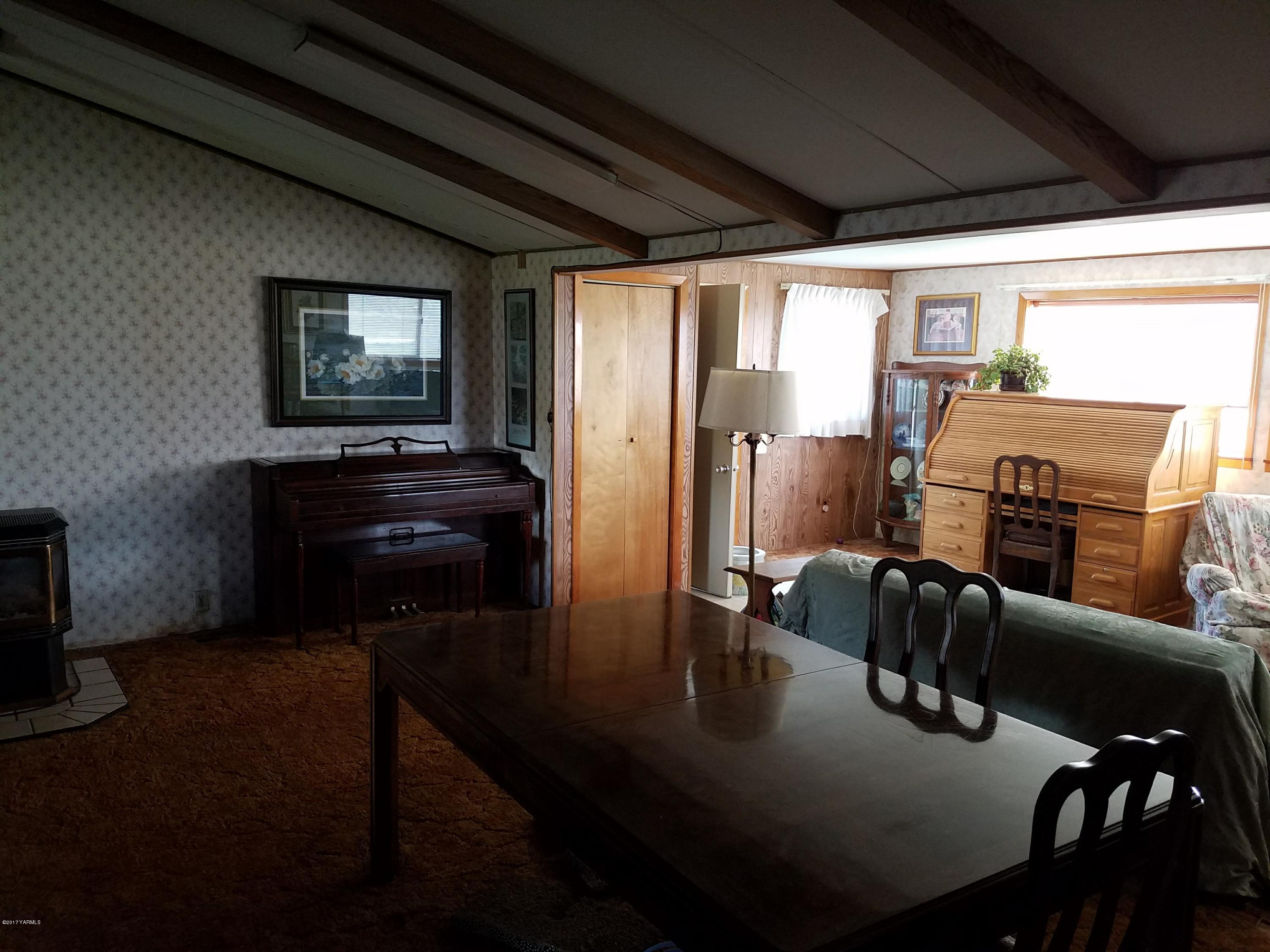 255 Prairie Road Moxee, WA 98936 - Photo 10 of 25 a dining room with furniture and a flat screen tv