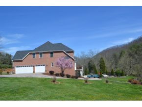 1046 Deer Harbour Road Bristol, TN 37620 - Photo 4 of 24 Three Car Garage