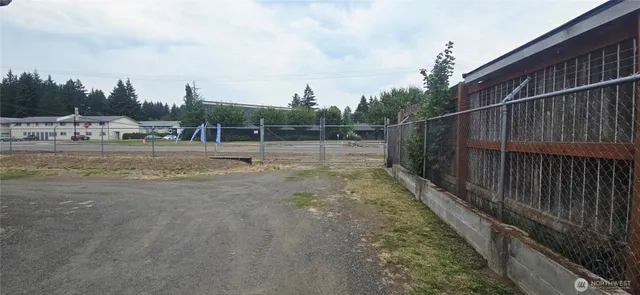 a view of a backyard