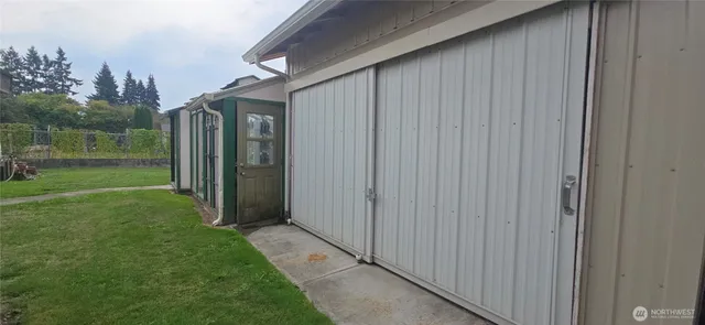 a view of a back yard