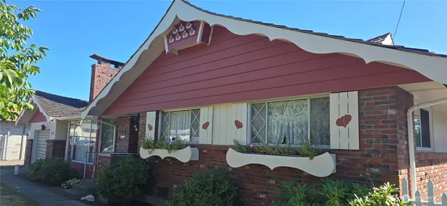 a view of a house with backyard and garden