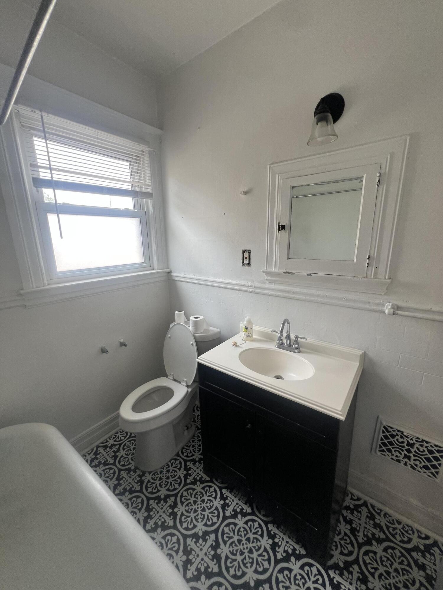 2921 Helen Street, Unit UPPR Detroit, MI 48207 - Photo 3 of 18 IMG_3827
