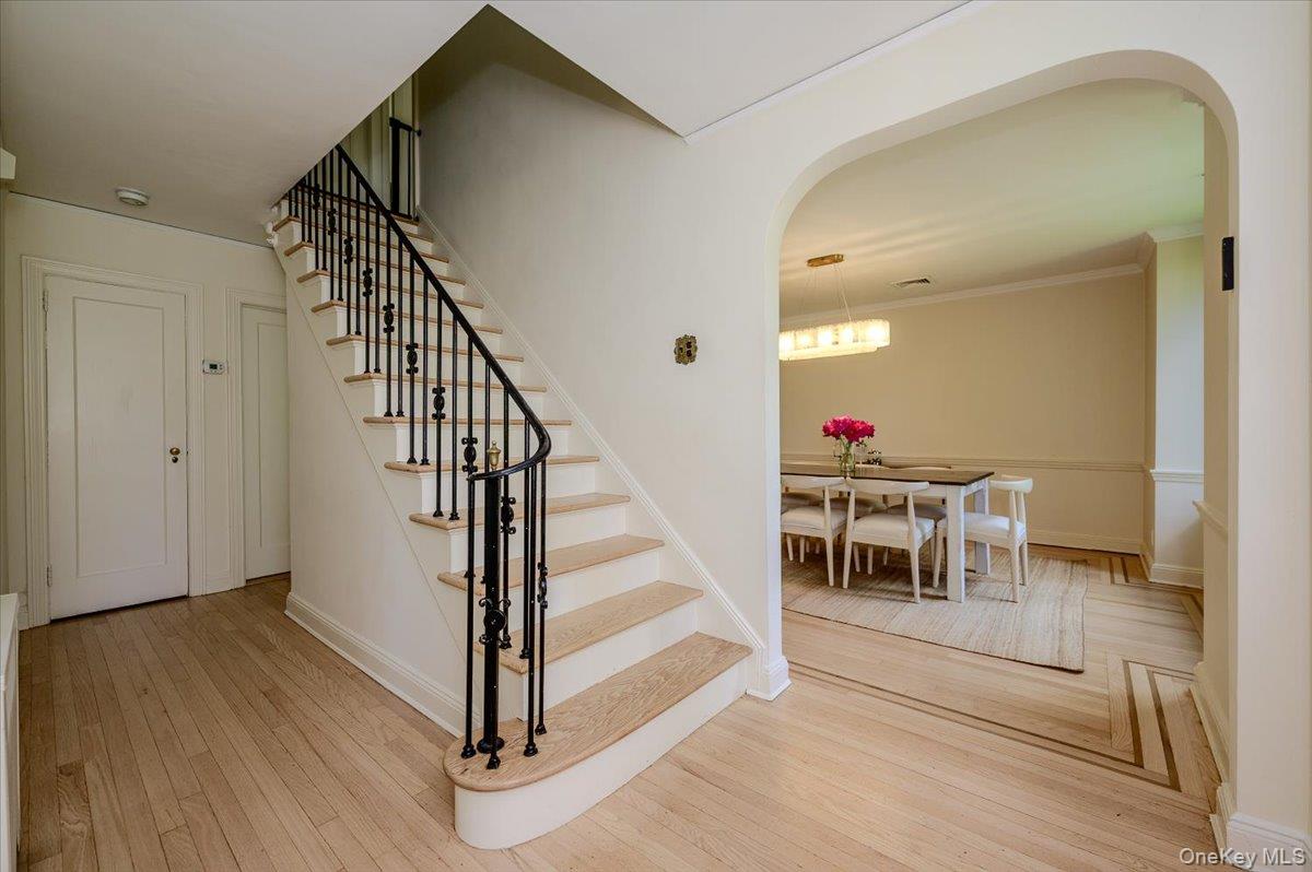 8 Parkside Drive Great Neck, NY 11021 - Photo 5 of 32