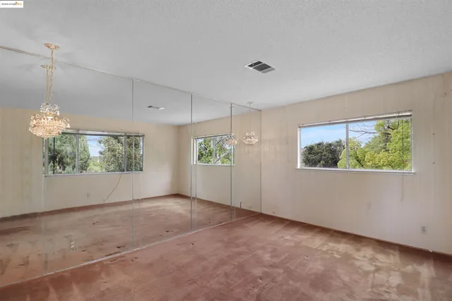 a view of empty room with a ceiling fan