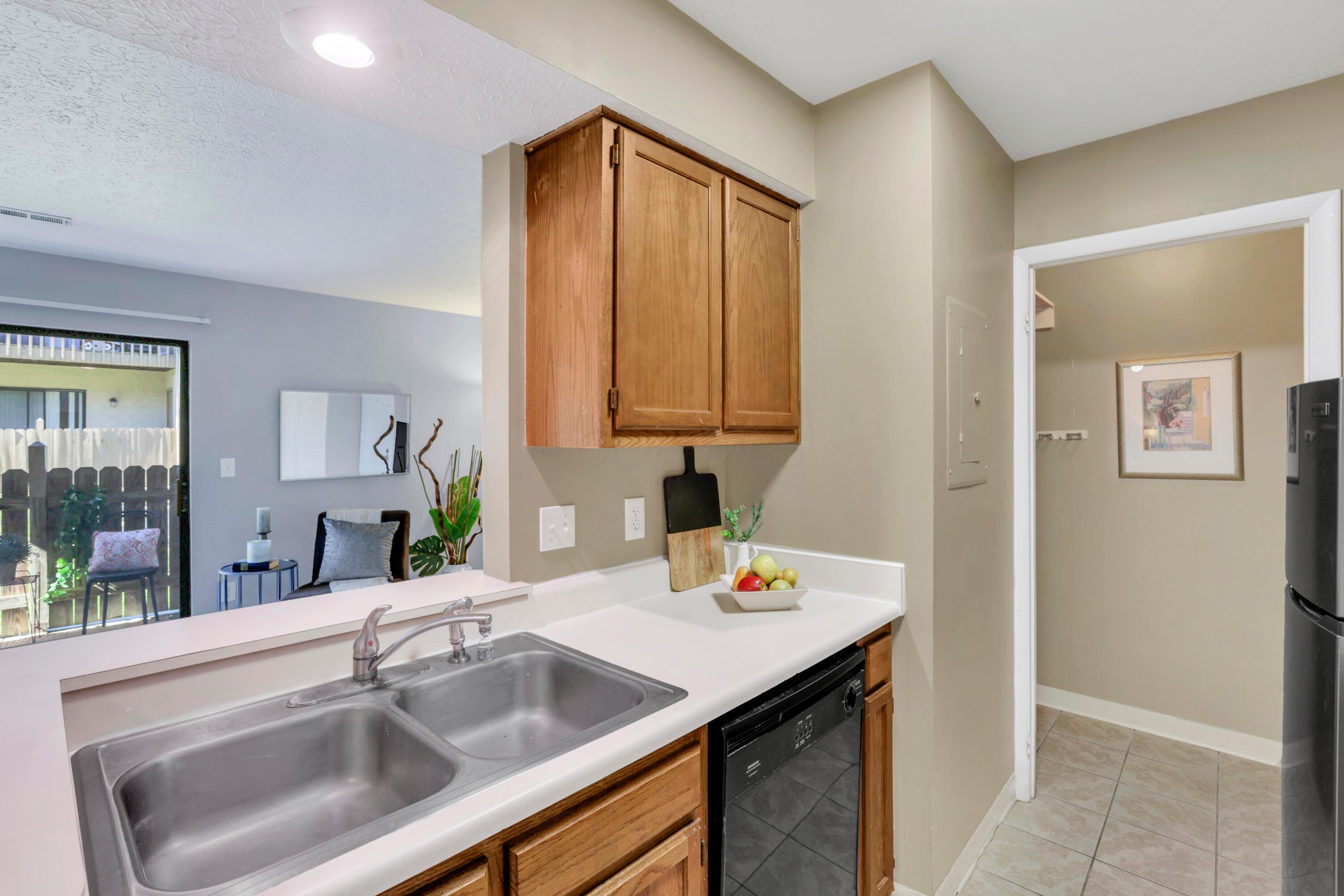 2269 Hedgerow Road, Unit 2269B Columbus, OH 43220 - Photo 8 of 23