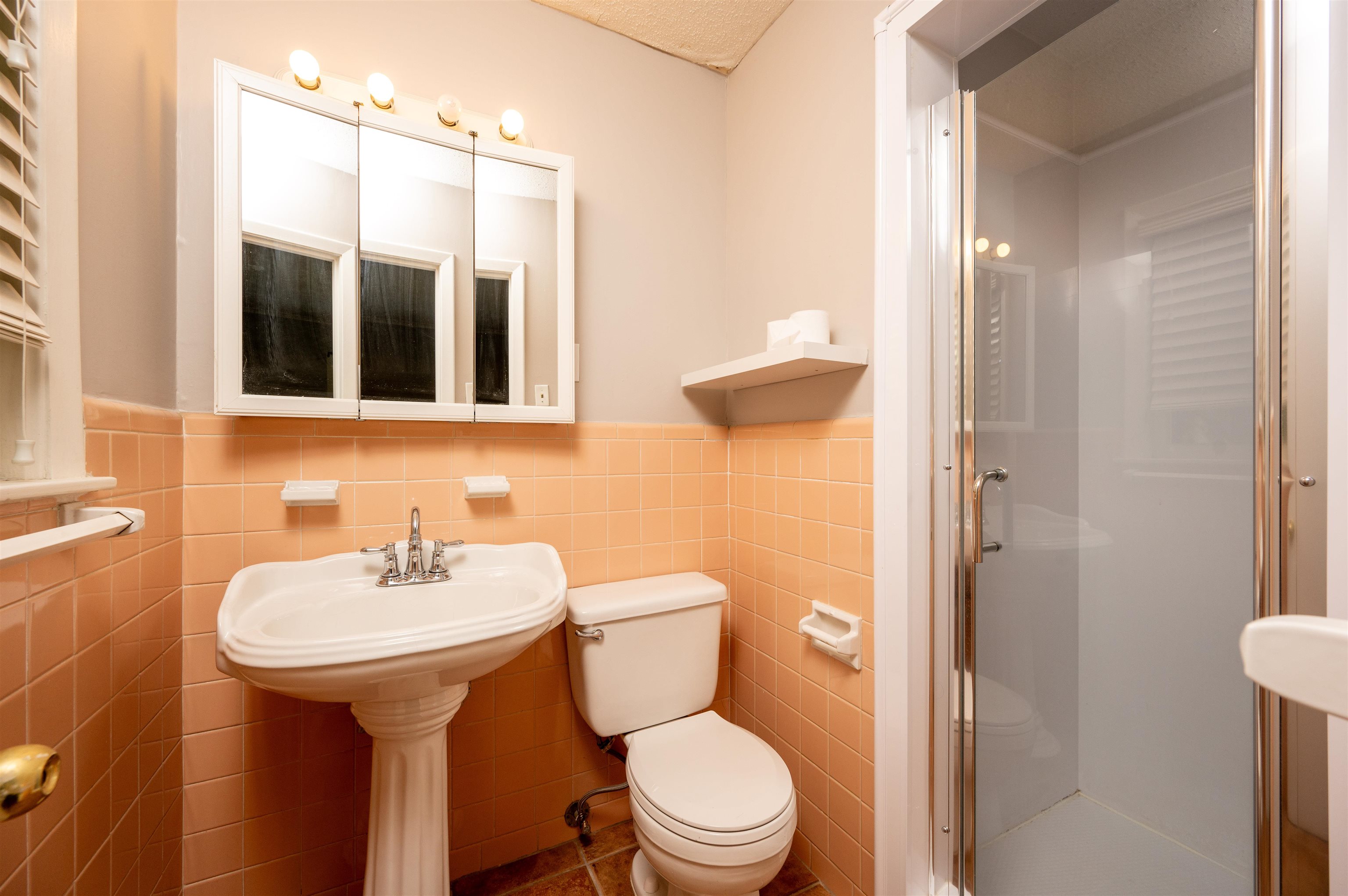 5189 Sea Isle Road Memphis, TN 38117 - Photo 12 of 16 Bathroom featuring an enclosed shower, toilet, and tile walls