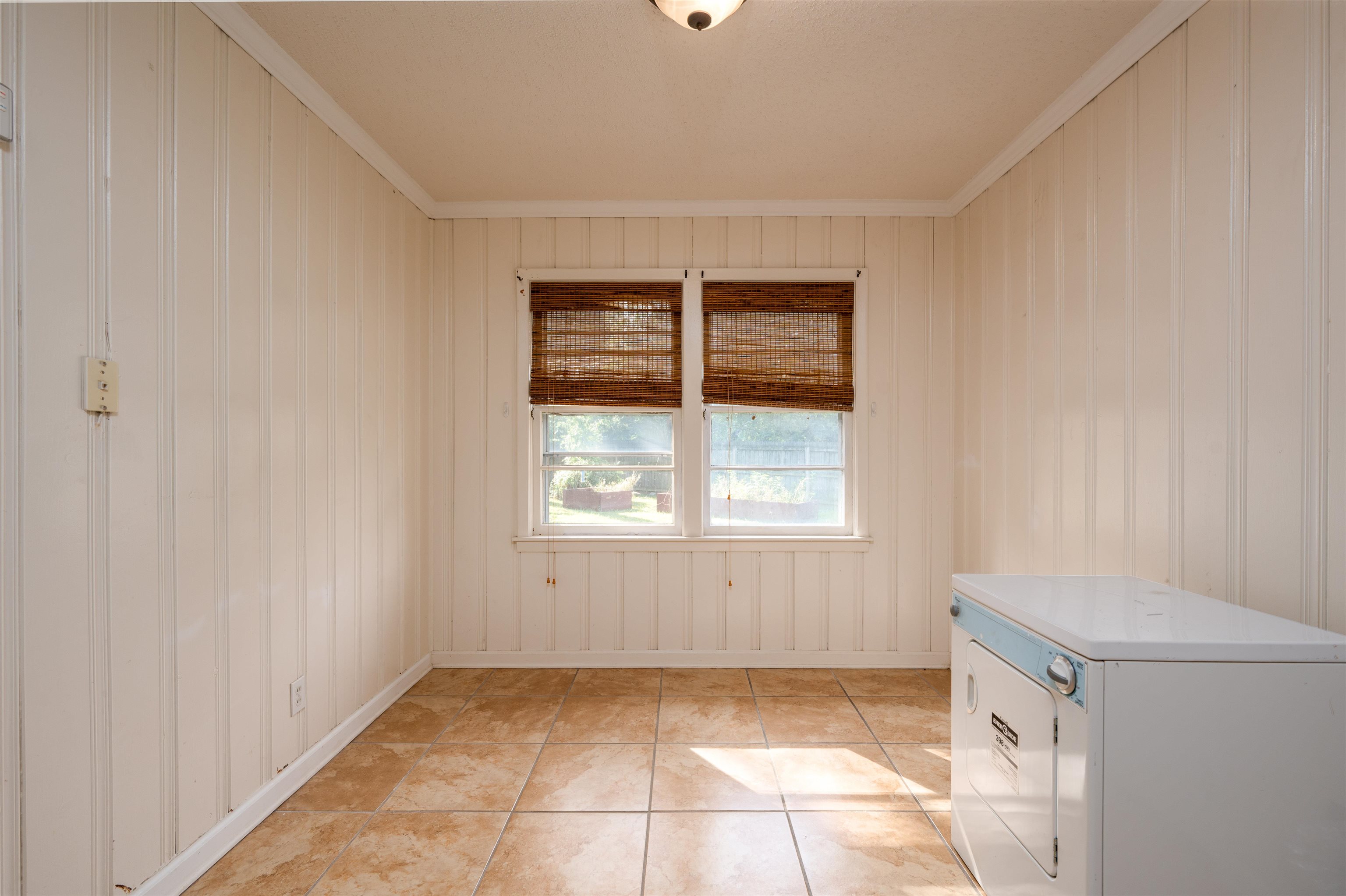 5189 Sea Isle Road Memphis, TN 38117 - Photo 7 of 16 Breakfast Room in Kitchen with Washer/Dryer