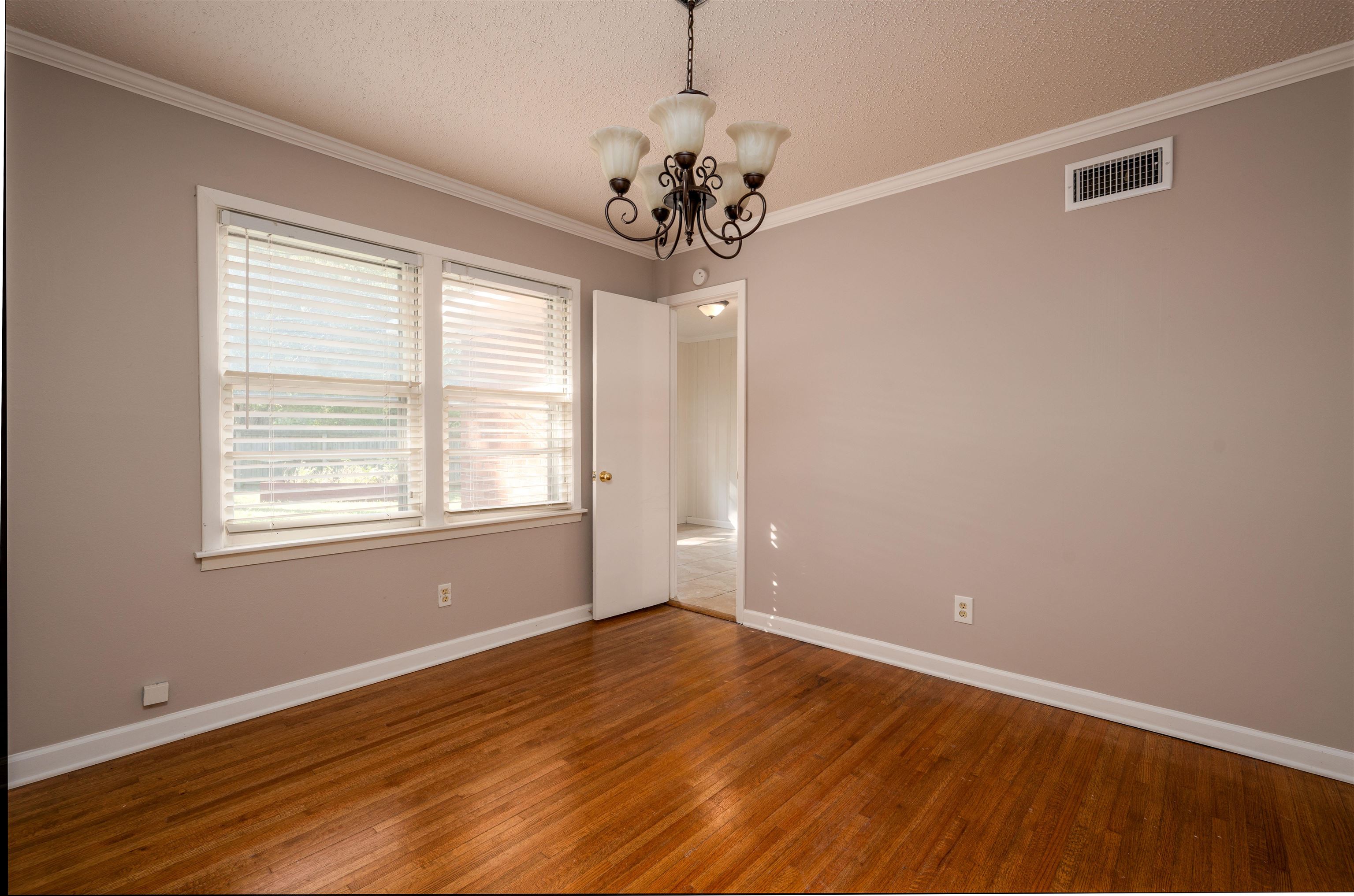 5189 Sea Isle Road Memphis, TN 38117 - Photo 8 of 16 3rd bedroom, pass through room. Perfect for office.