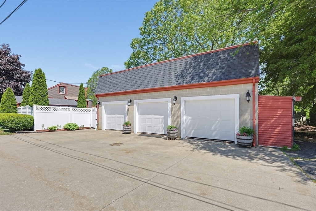 160 Sherman Road Somerset, MA 02726 - Photo 8 of 34