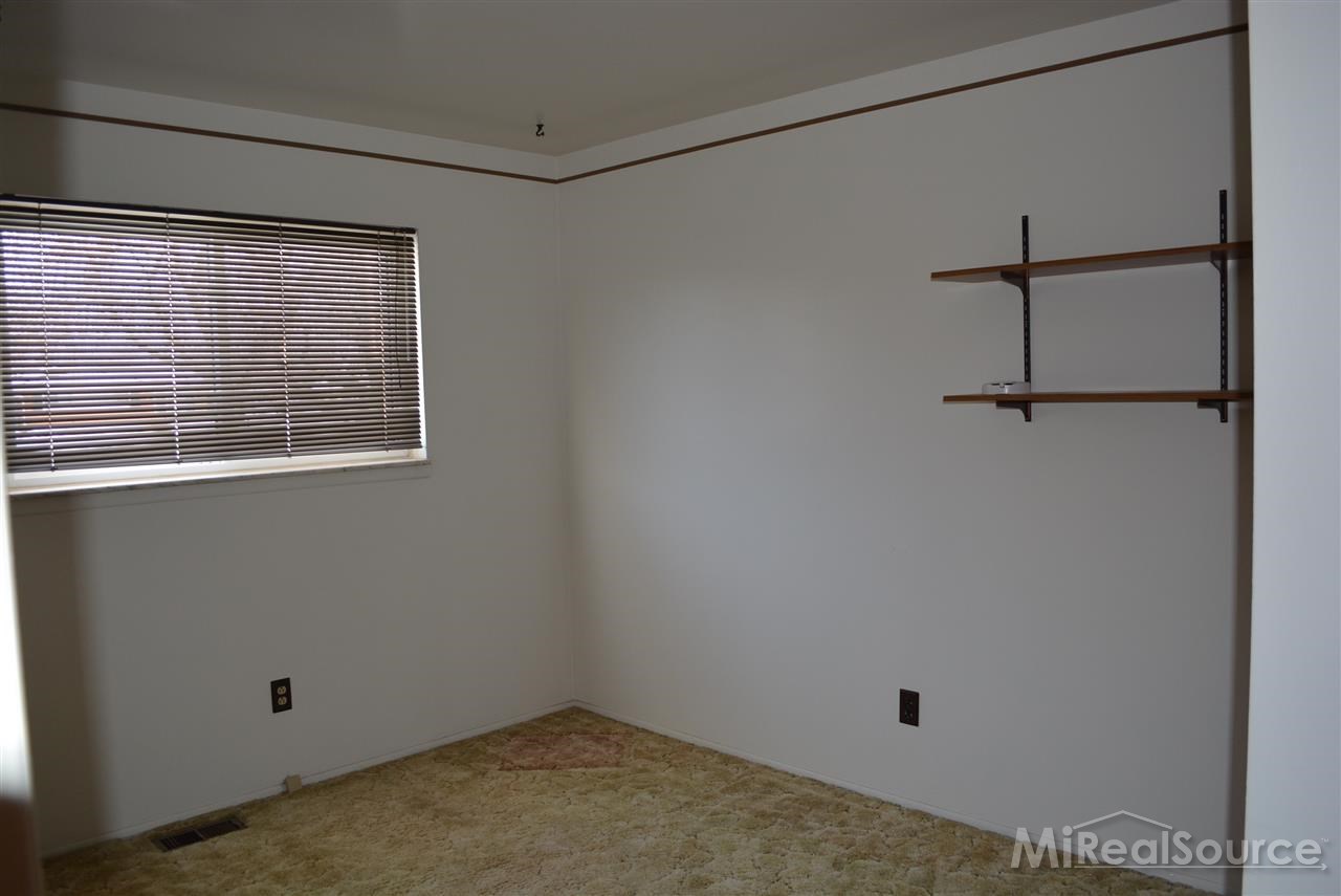 30119 Hayes Road Warren, MI 48088 - Photo 10 of 18 31230080-9.JPG