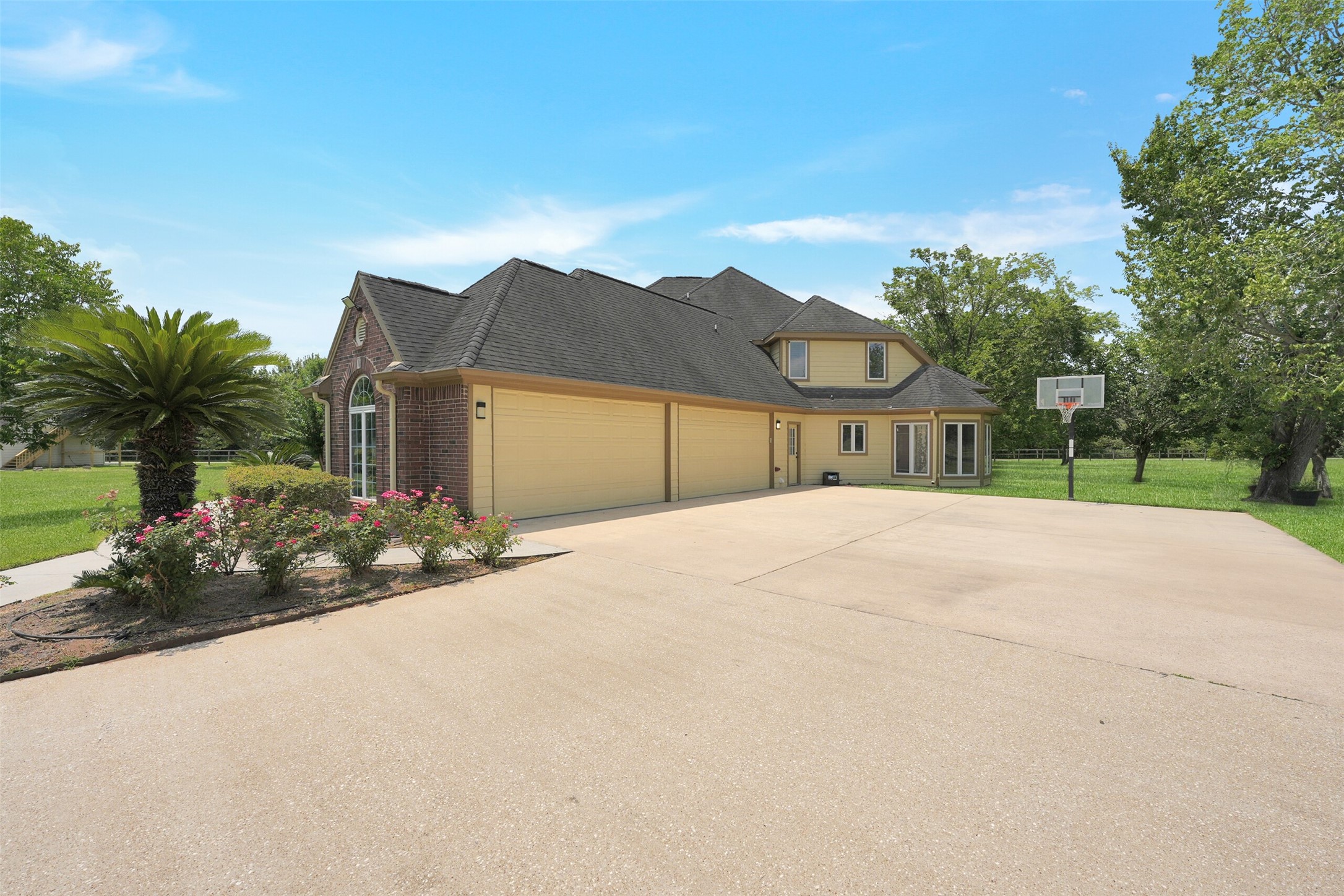 2750 County Road 48 Rosharon, TX 77583 - Photo 38 of 40 a view of a house with a yard and potted plants
