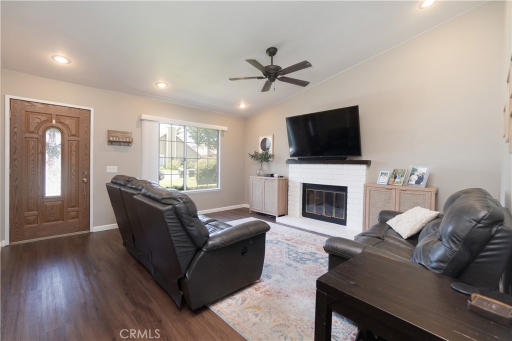 7255 Parkside Place Rancho Cucamonga, CA 91701 - Photo 2 of 33 Living Room