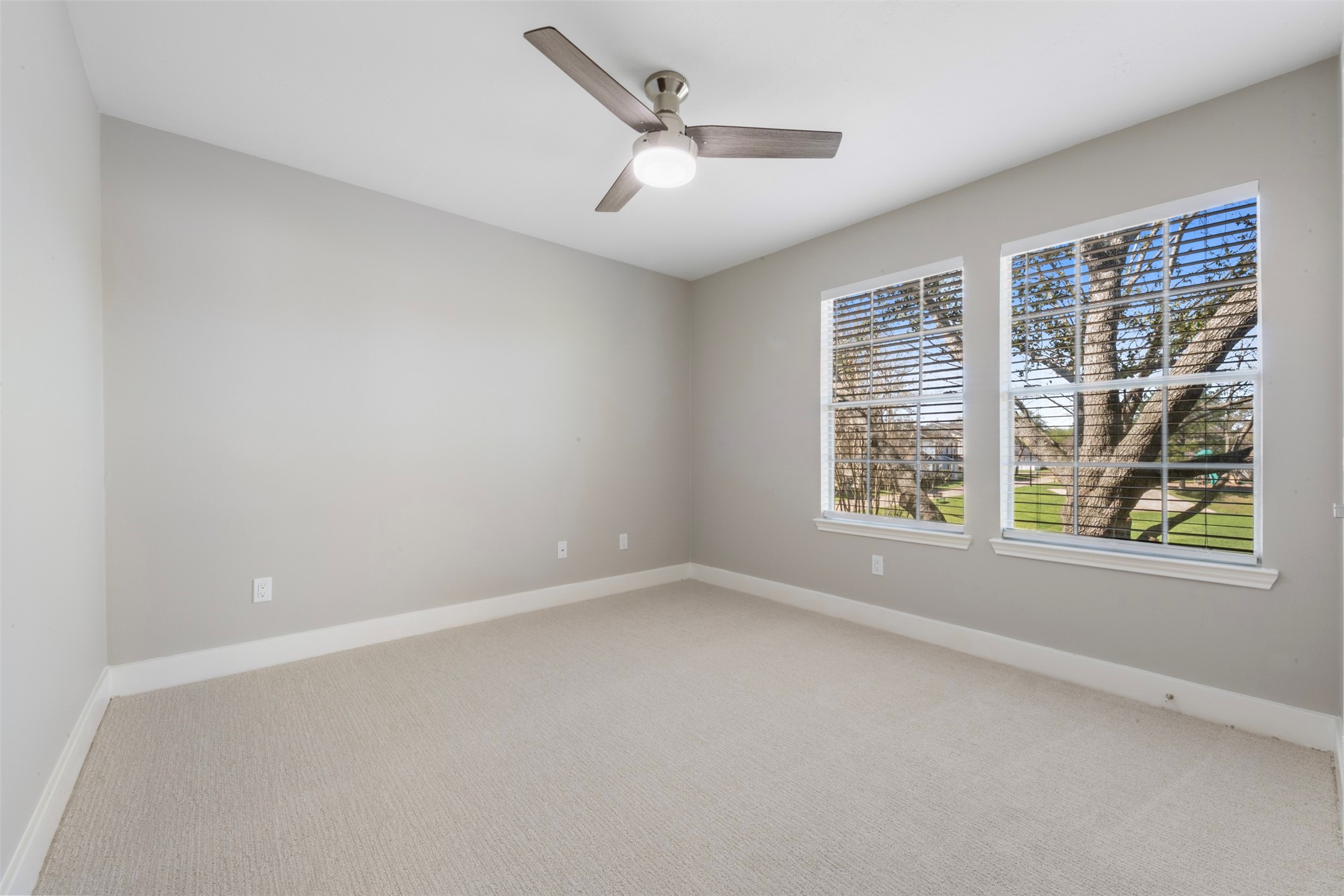 9606 Farrell Drive Houston, TX 77070 - Photo 19 of 37 an empty room with a window