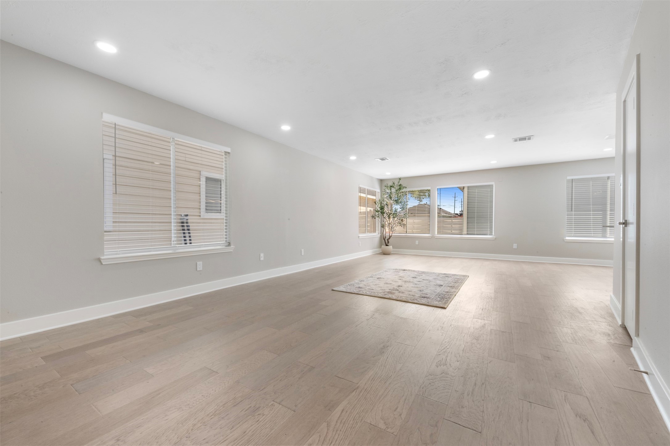 9606 Farrell Drive Houston, TX 77070 - Photo 5 of 37 an empty room with windows and pillars in it
