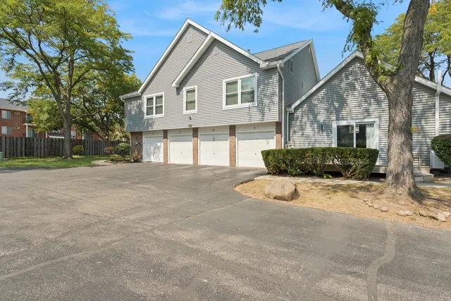 $2,700 | 2791 Wayfaring Lane, Lisle, IL 60532