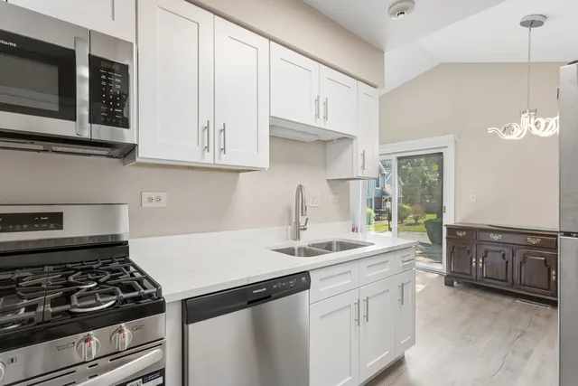 $2,700 | 2791 Wayfaring Lane, Lisle, IL 60532