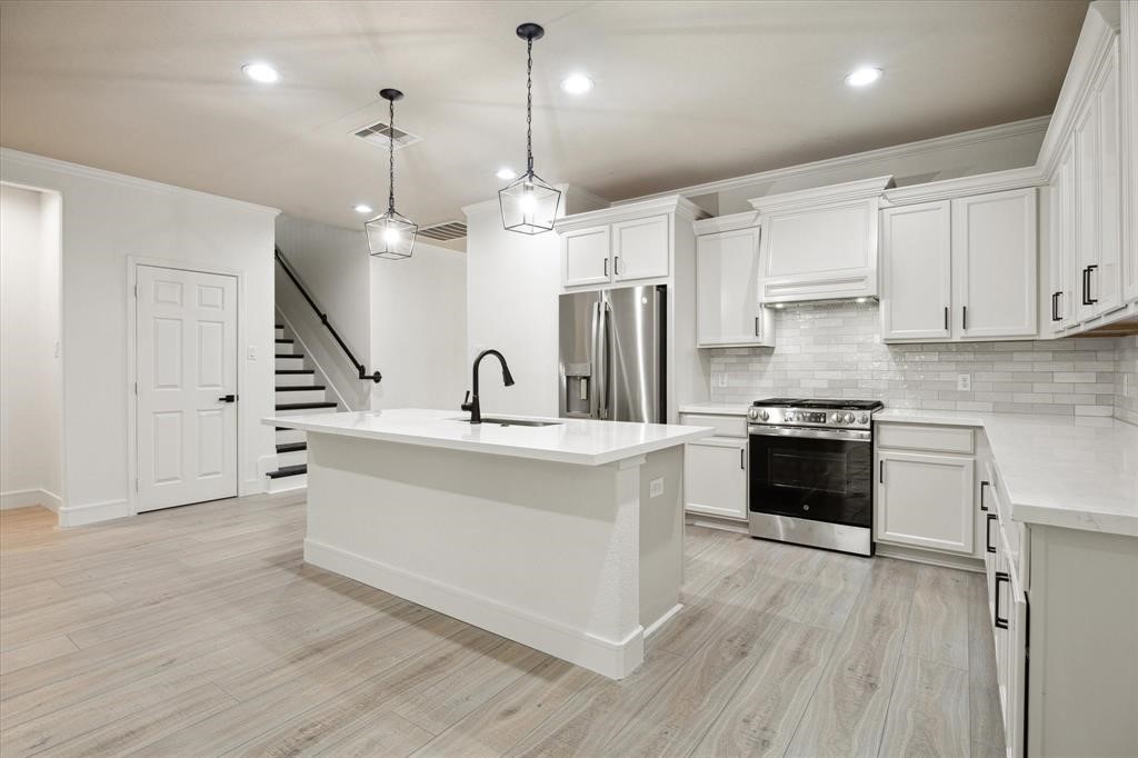 2732 Rogliano Lane League City, TX 77573 - Photo 7 of 30 Kitchen