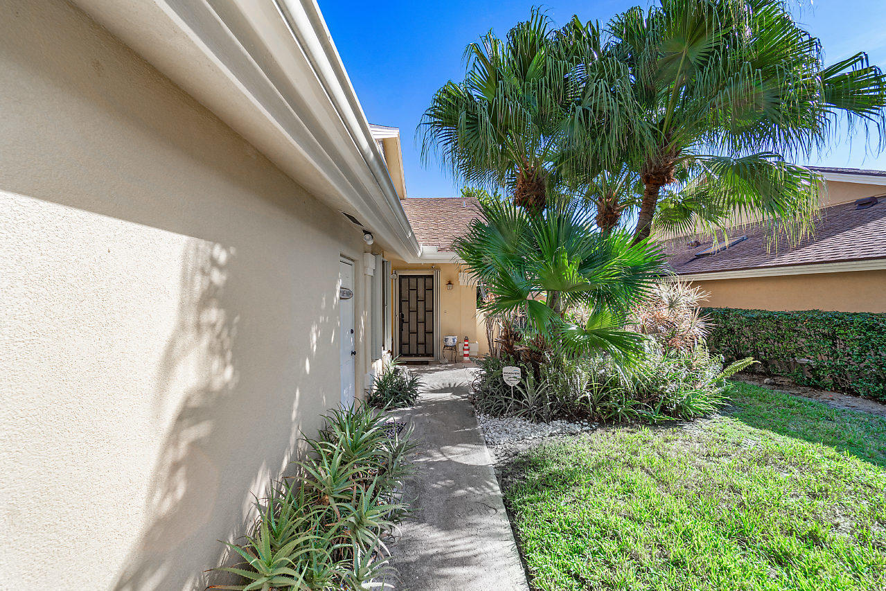 245 Ridge Road Jupiter, FL 33477 - Photo 4 of 34 004-245RidgeRd-Jupiter-FL-small
