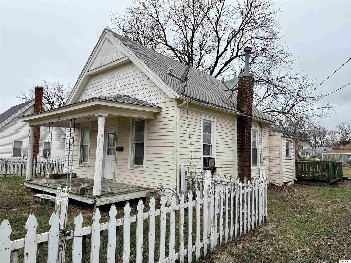 733 Buchanan Street Carthage, IL 62321 - Photo 3 of 14