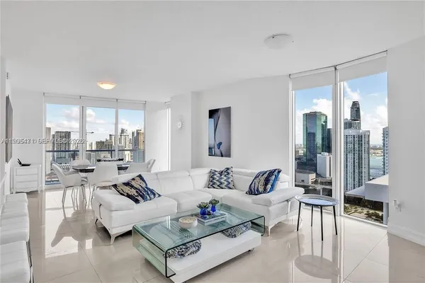 $5,700 | 185 Southwest 7th Street, Unit 3611, Miami, FL 33130