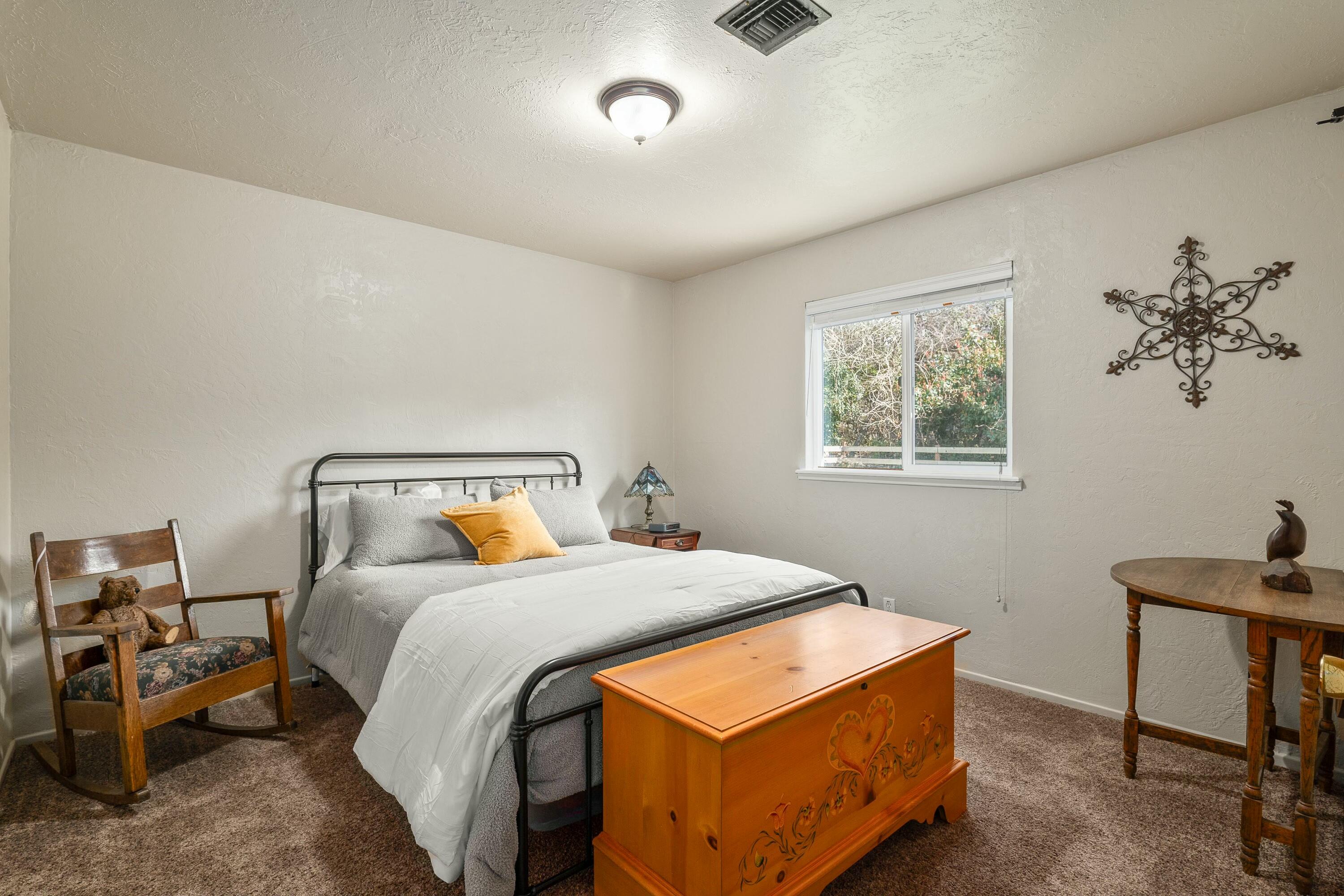 111 Espey Road Grants Pass, OR 97527 - Photo 25 of 48 Guest Bedroom
