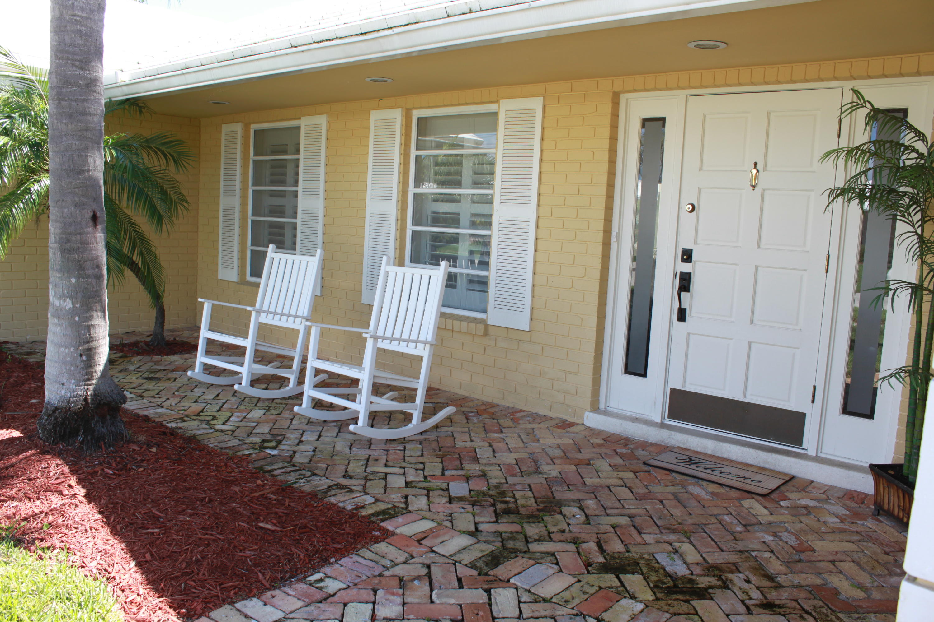 1090 Pepperridge Terrace Boca Raton, FL 33486 - Photo 3 of 23 Front Patio