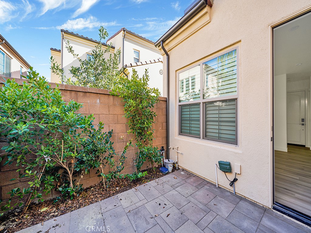 120 Messenger Irvine, CA 92618 - Photo 25 of 26 a front view of a house with garden