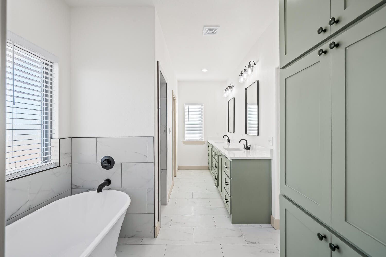 8412 North County Road 1300 Shallowater, TX 79363 - Photo 7 of 43 a bathroom with a tub sink and mirror