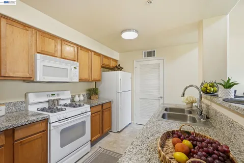 $325,000 | 5350 Dunlay Drive, Unit 412, Sacramento, CA 95835