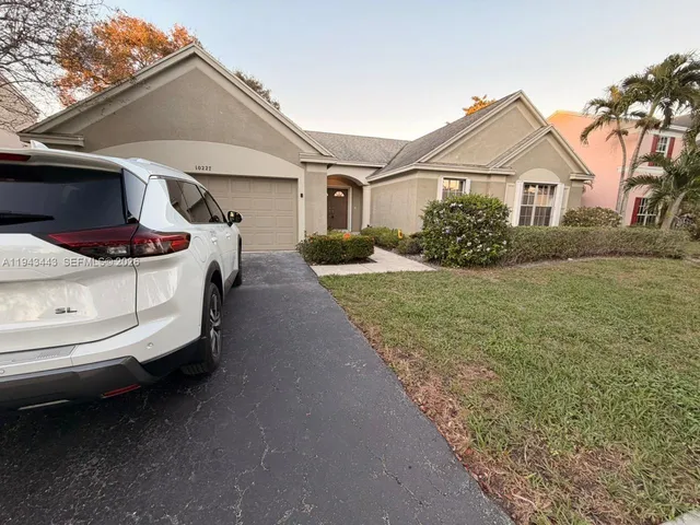 a view of a house with a yard